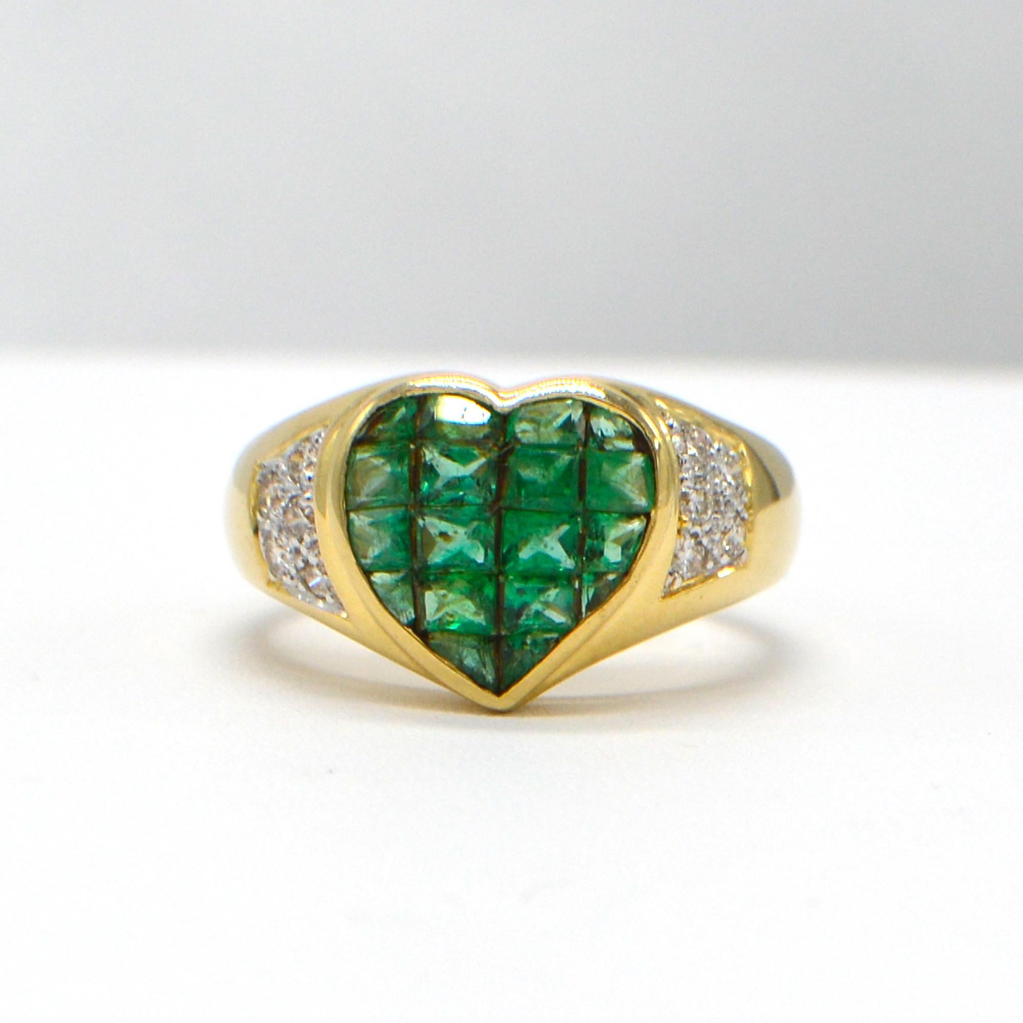 Bague en or 18 carats sertie d'un cœur en forme d'émeraude et de diamants à monture invisible Pour femmes en vente