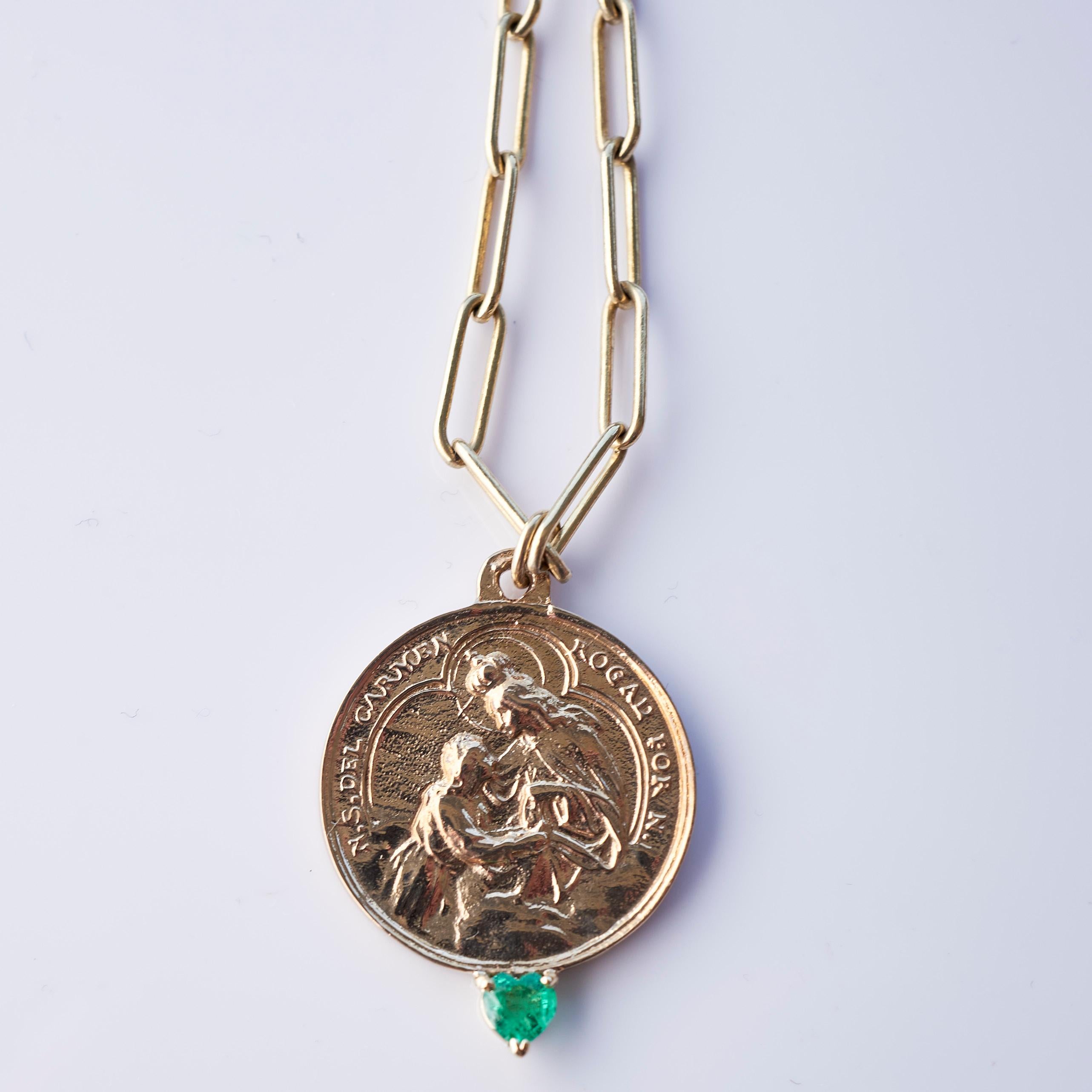 Collier médaillon en forme de cœur en émeraude avec chaîne pendentif Virgin del Carmen de J Dauphin en vente 4