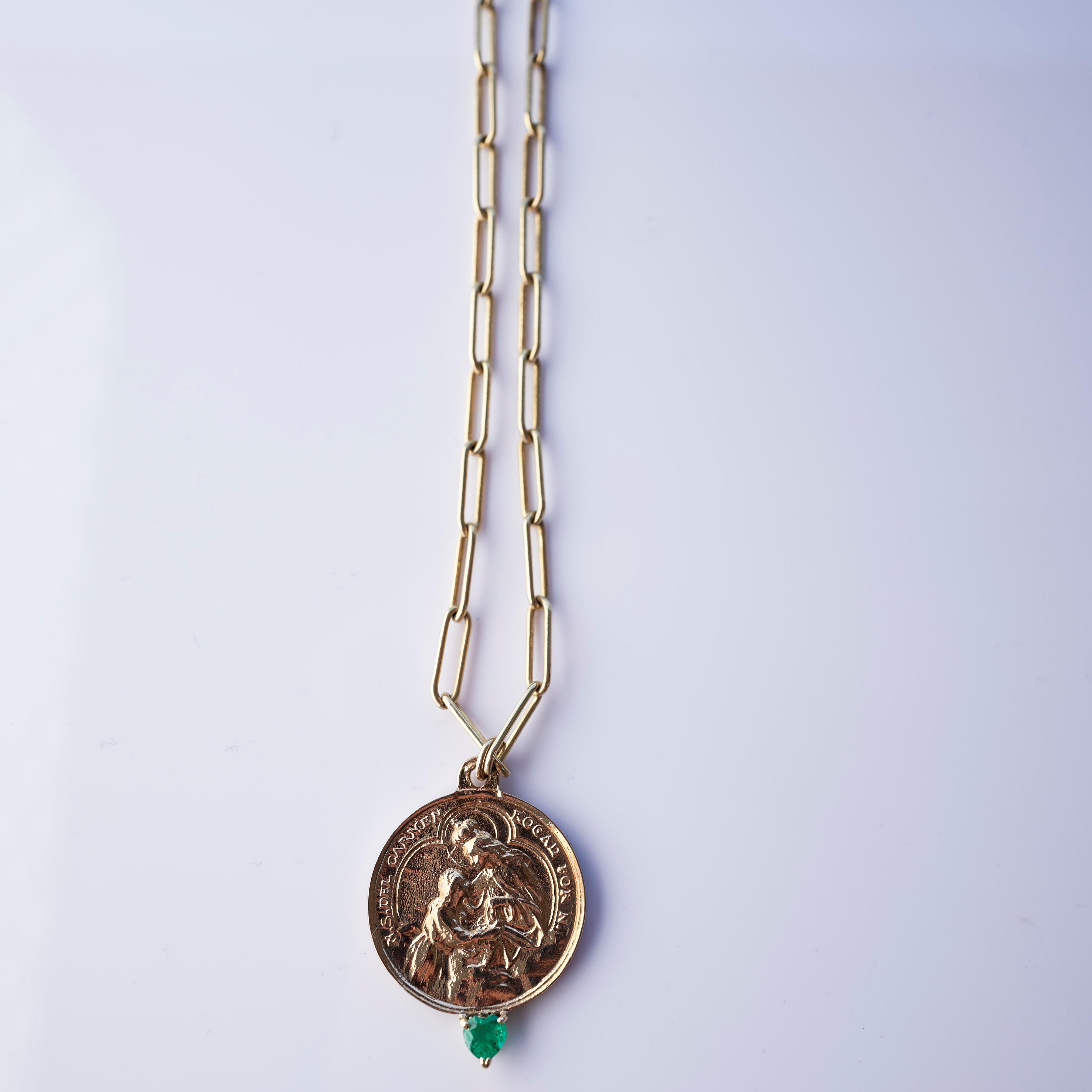 Taille cœur Collier médaillon en forme de cœur en émeraude avec chaîne pendentif Virgin del Carmen de J Dauphin en vente