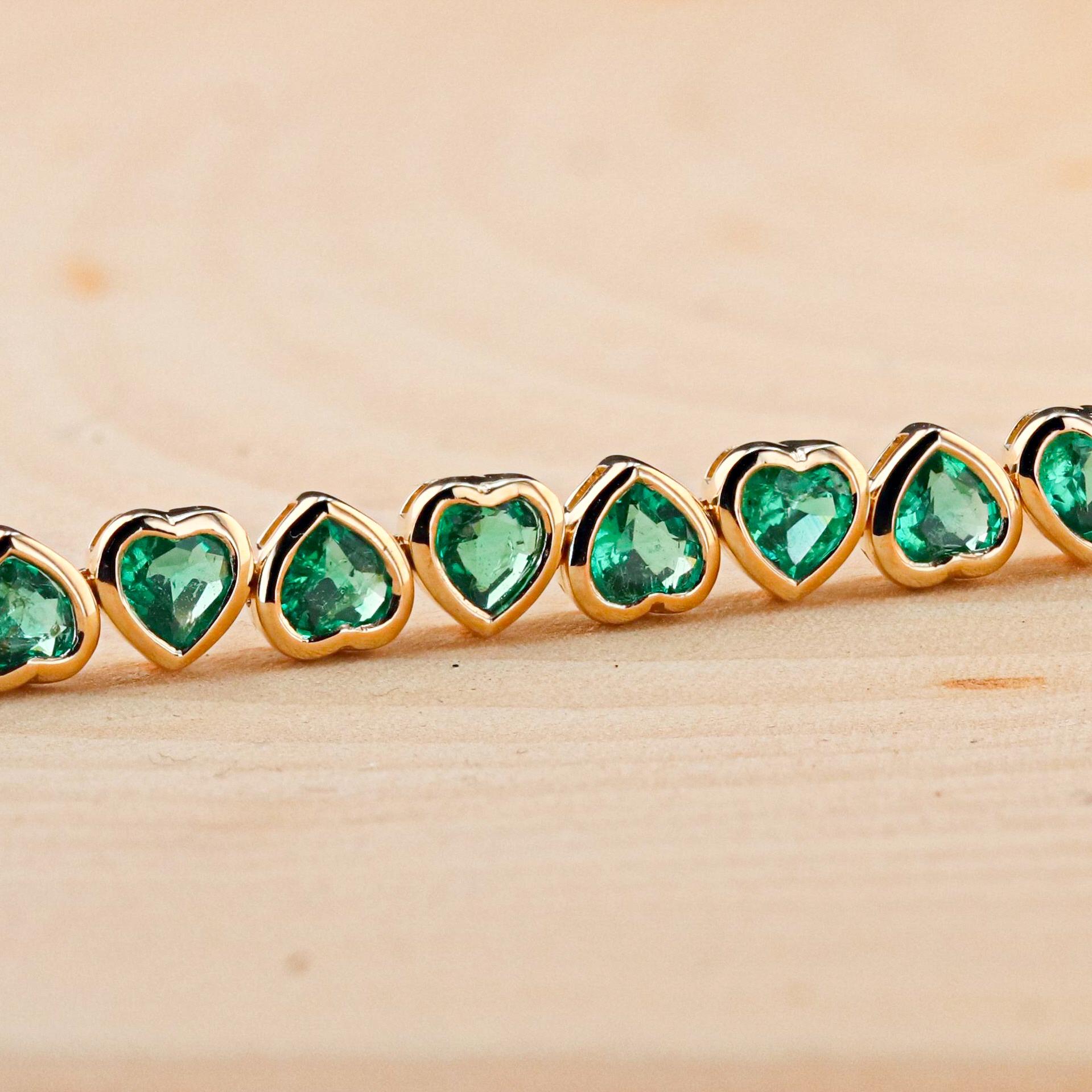 Schillerndes Smaragd-Tennisarmband in Herzform aus 14k Gelbgold

Beschreibung:
Schmücken Sie Ihr Handgelenk mit der faszinierenden Schönheit dieses smaragdgrünen, herzförmigen Tennisarmbands. Dieses exquisit gestaltete Armband zeigt eine