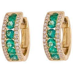 Smaragd-Ohrringe, Diamant Boarder, 14 Karat Gold Huggies, lebhaftes Grün