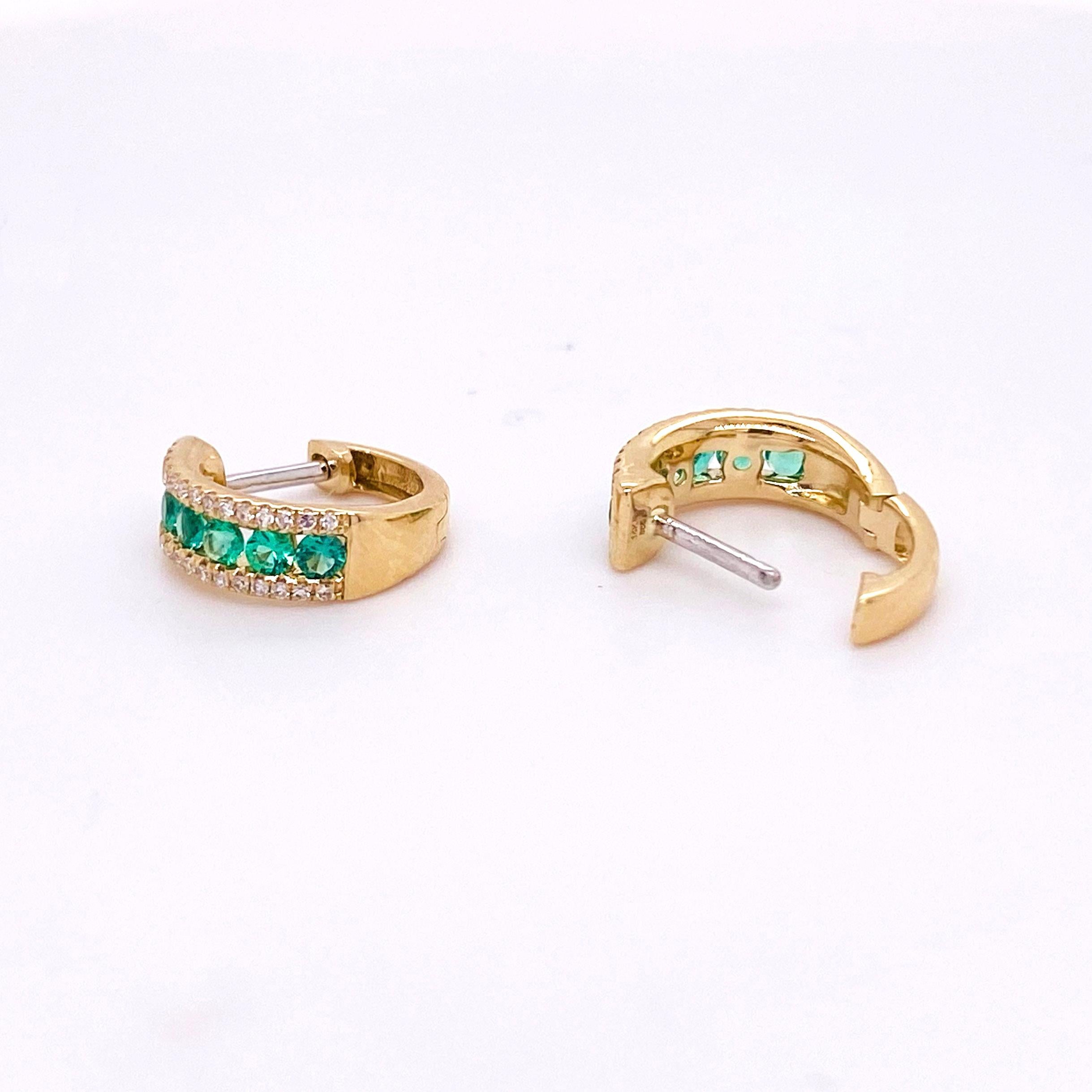 Smaragd-Ohrringe, Diamant Boarder, 14 Karat Gold Huggies, lebhaftes Grün (Moderne) im Angebot