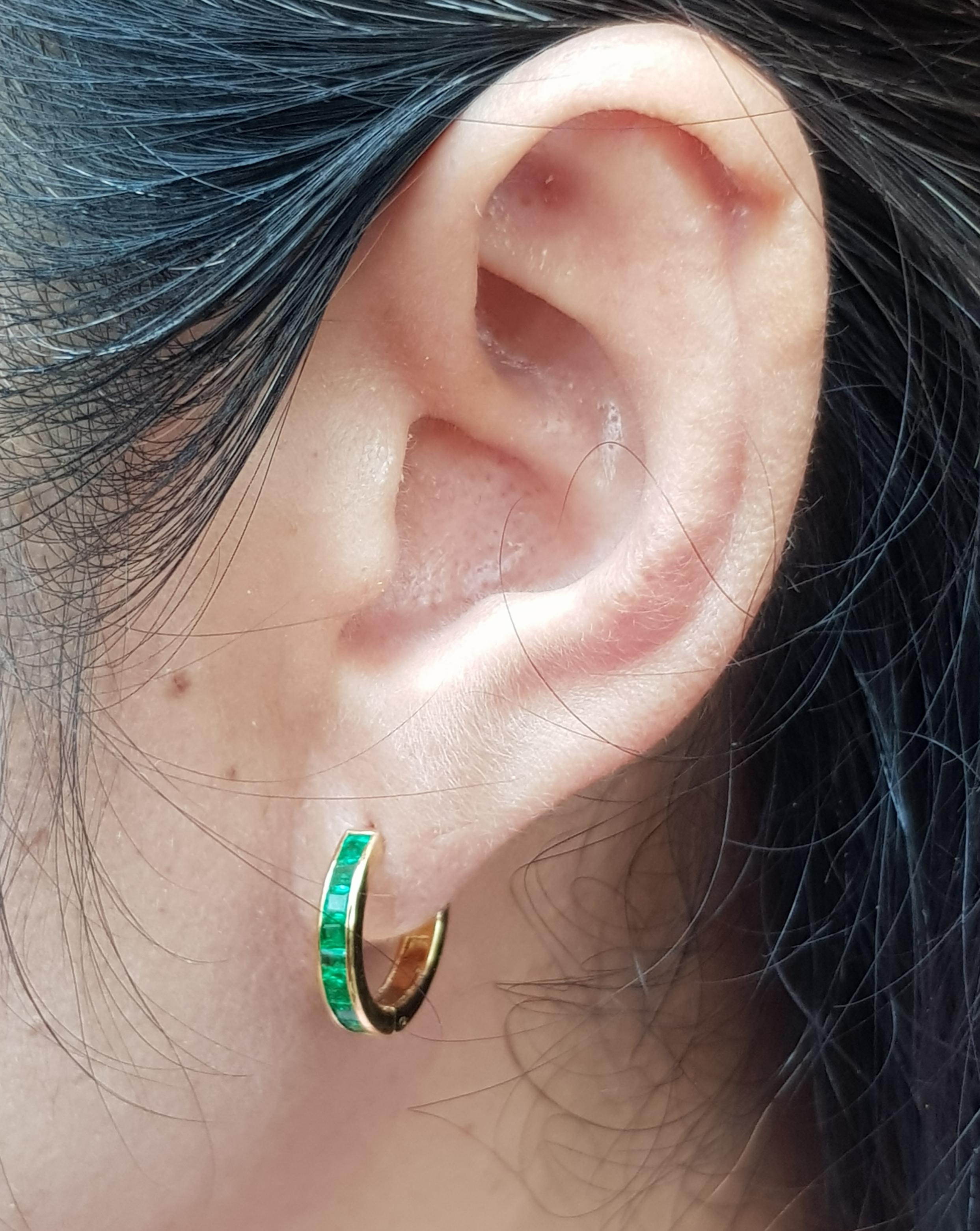 Emerald 0.84 carat Earrings set in 18 Karat Gold Settings

Width:  0.2 cm 
Length: 1.5 cm
Total Weight: 4.02 grams

