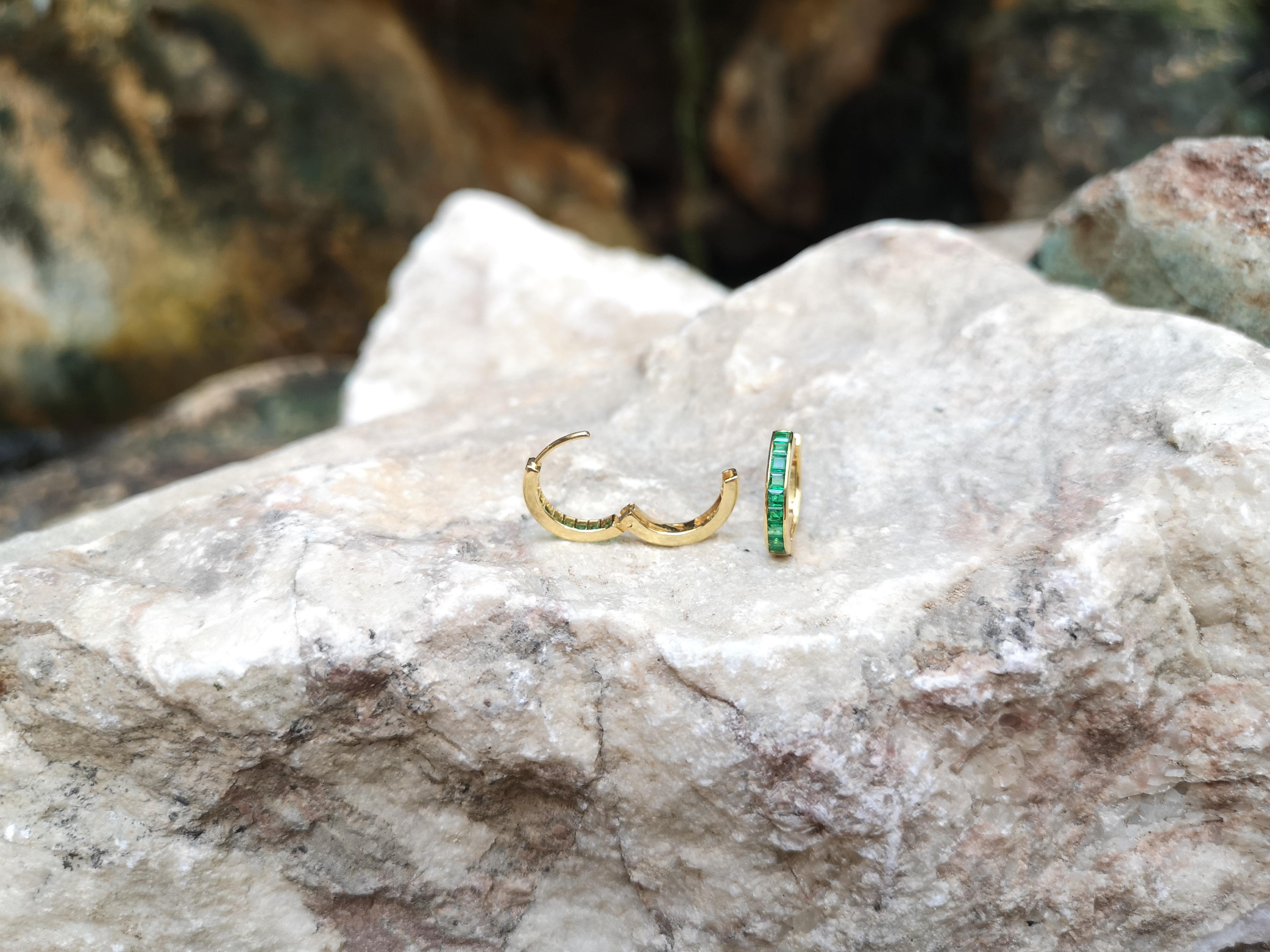 Emerald Huggies/Hoop Earrings Set in 18 Karat Gold Settings In New Condition In Bangkok, TH