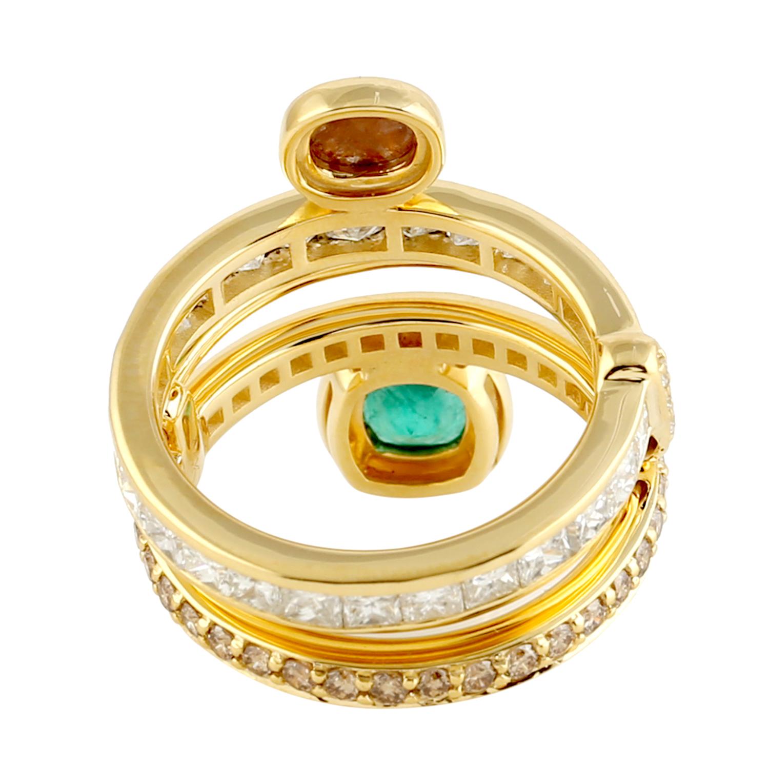 Artisan Bague reliée à une émeraude et un diamant glace en or jaune 14 carats en vente