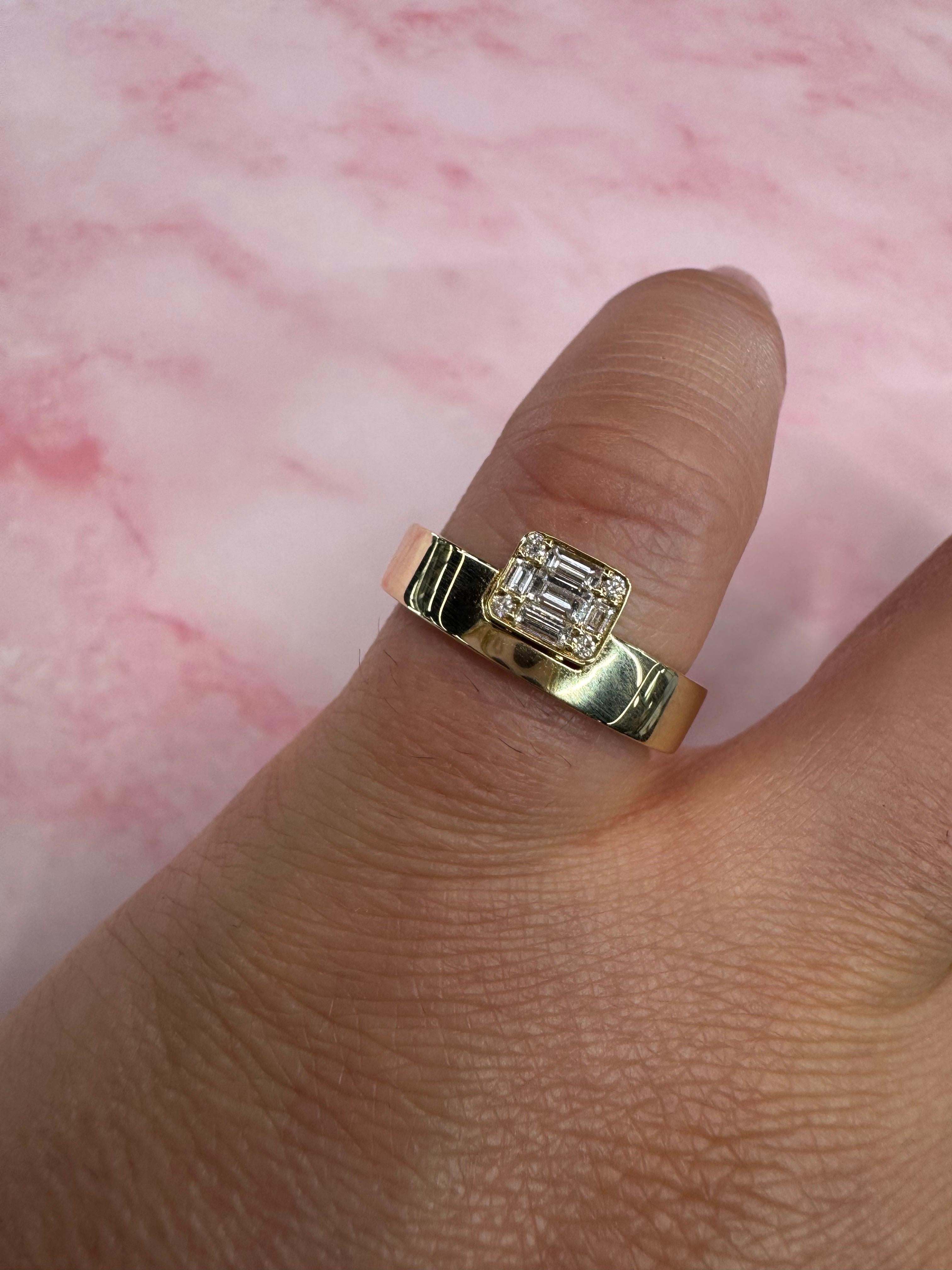Bague en or jaune 14 carats à motif d'émeraudes, ornée de brillants baguettes et ronds pesant 0,21 carats. 
Bande : 4,5 mm
Illusion d'émeraude avec bande : 7,2 mm
Taille 6,5. Peut être commandé dans n'importe quelle taille et couleur d'or

Plus de