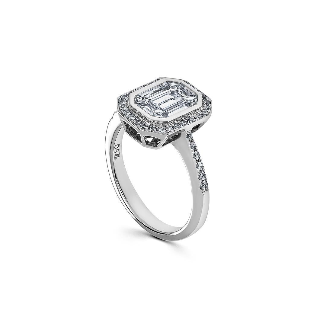 Der Smaragd-Illusions-Diamant-Halo-Ring aus Weißgold ist ein atemberaubender Beweis für zeitlose Eleganz und anspruchsvolles Design. Dieser aus luxuriösem 18-karätigem Weißgold gefertigte Ring verkörpert schlichten Luxus und exquisite