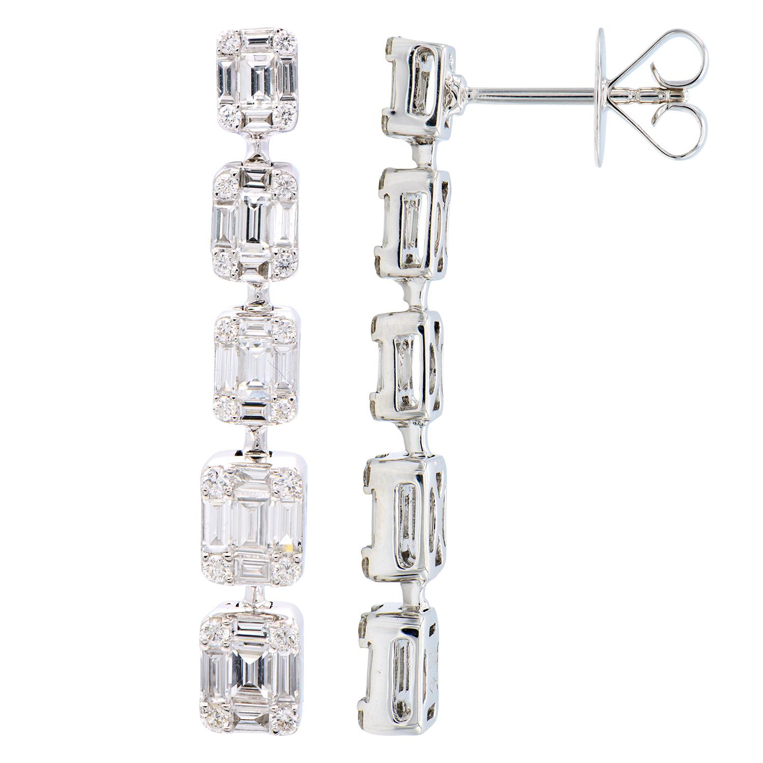 Le illusioni di smeraldo sono il look più in voga. Un'illusione smeraldo è composta da diamanti rotondi e a baguette sapientemente assemblati per sembrare un grande diamante taglio smeraldo. Questi orecchini impilano cinque illusioni di smeraldo