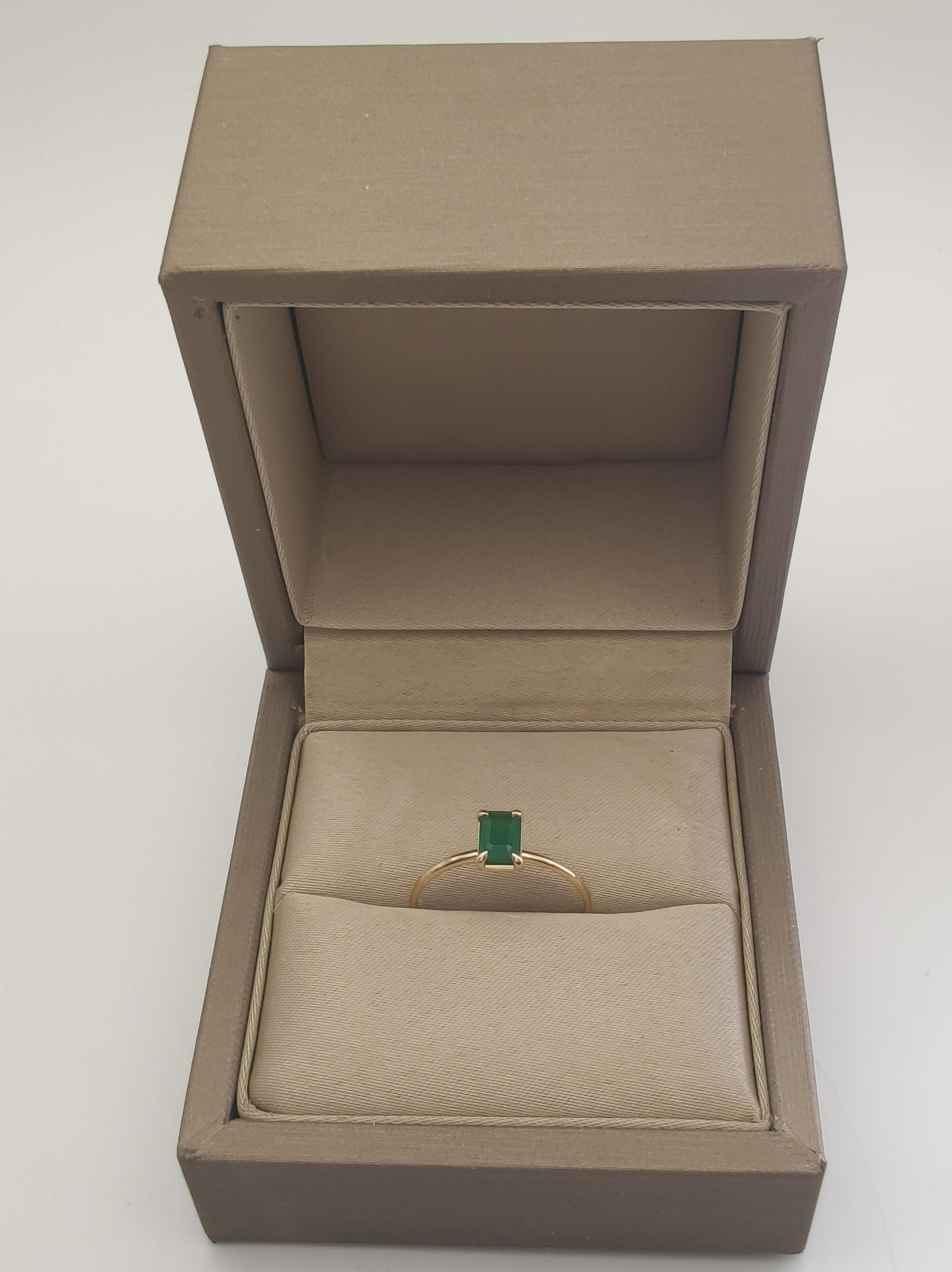 0.56ct Emerald in 18K Gold Minimalist Everyday Ring for Elegance and Versatility For Sale 5