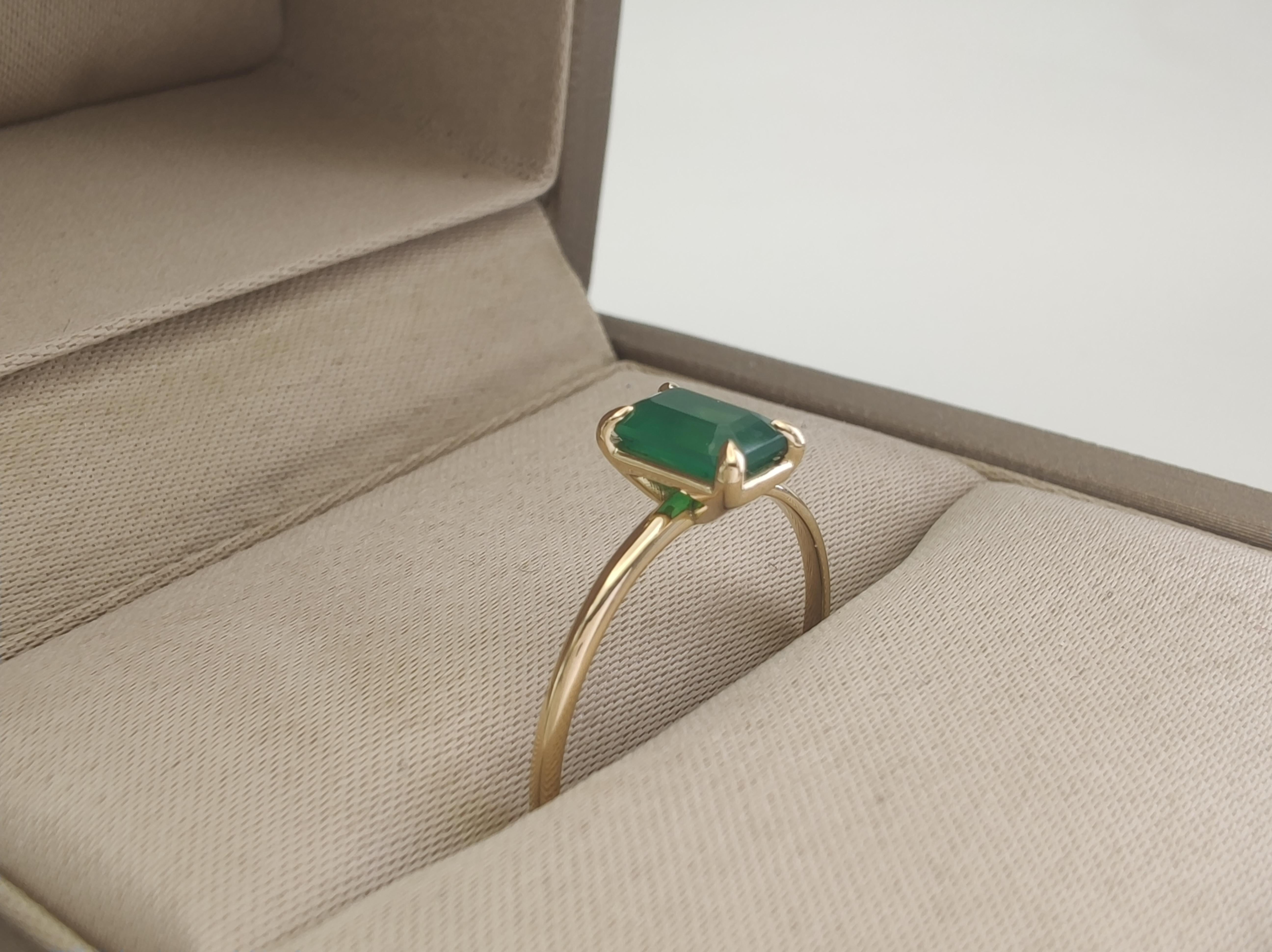 0.56ct Emerald in 18K Gold Minimalist Everyday Ring for Elegance and Versatility For Sale 6