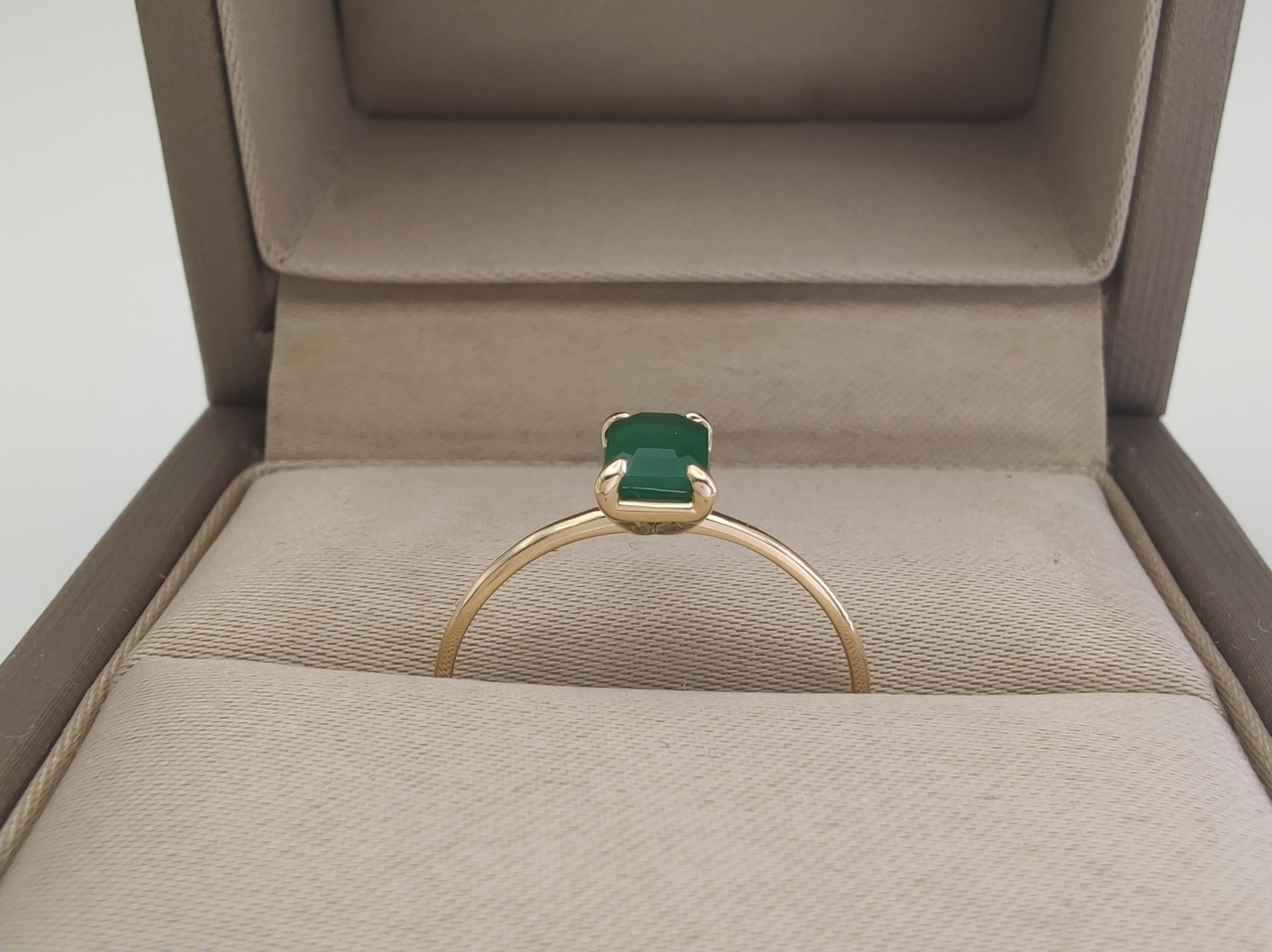 0.56ct Emerald in 18K Gold Minimalist Everyday Ring for Elegance and Versatility For Sale 7