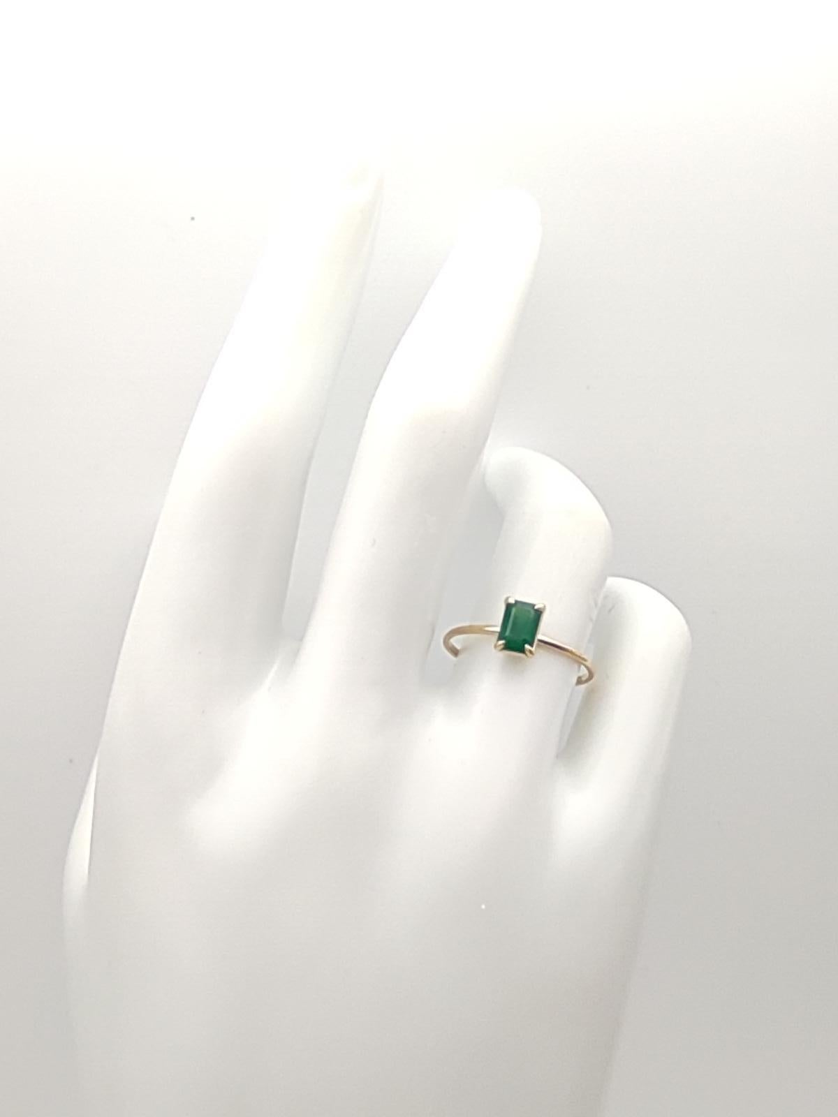 Contemporary 0.56ct Emerald in 18K Gold Minimalist Everyday Ring for Elegance and Versatility For Sale