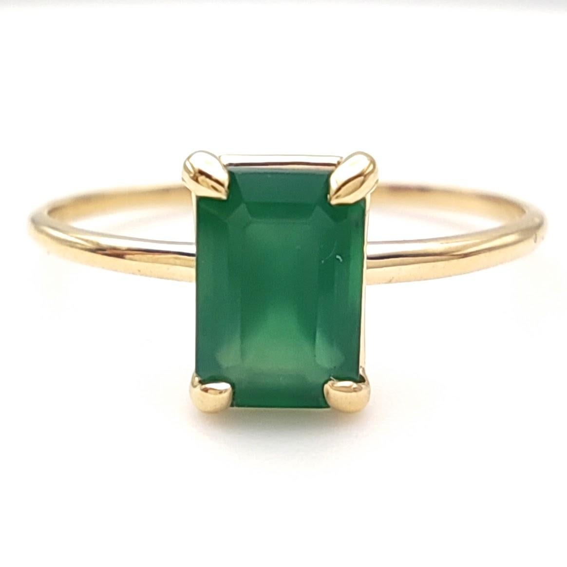 0.56ct Emerald in 18K Gold Minimalist Everyday Ring for Elegance and Versatility In New Condition For Sale In Sant Josep de sa Talaia, IB