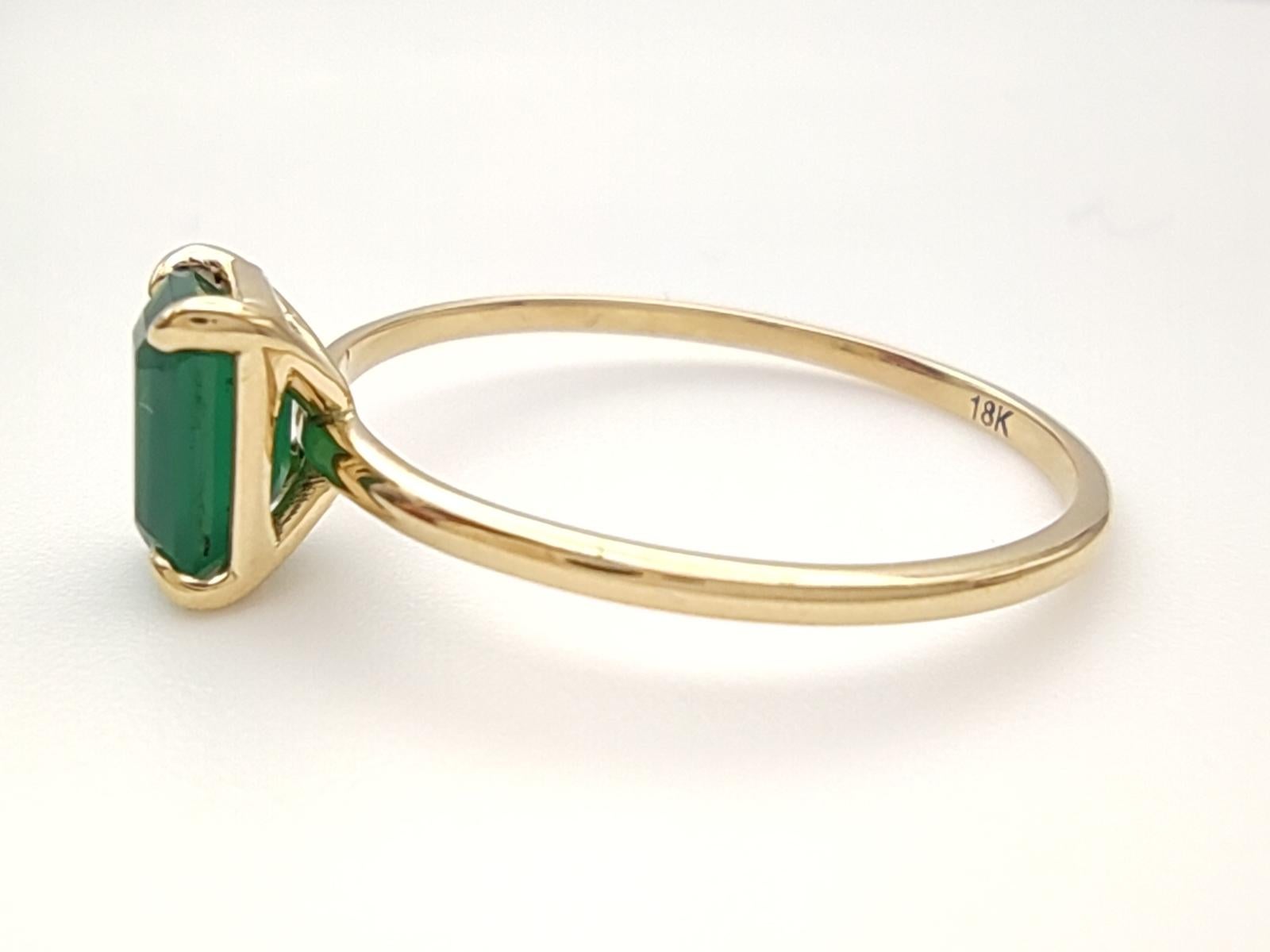 Women's or Men's 0.56ct Emerald in 18K Gold Minimalist Everyday Ring for Elegance and Versatility For Sale