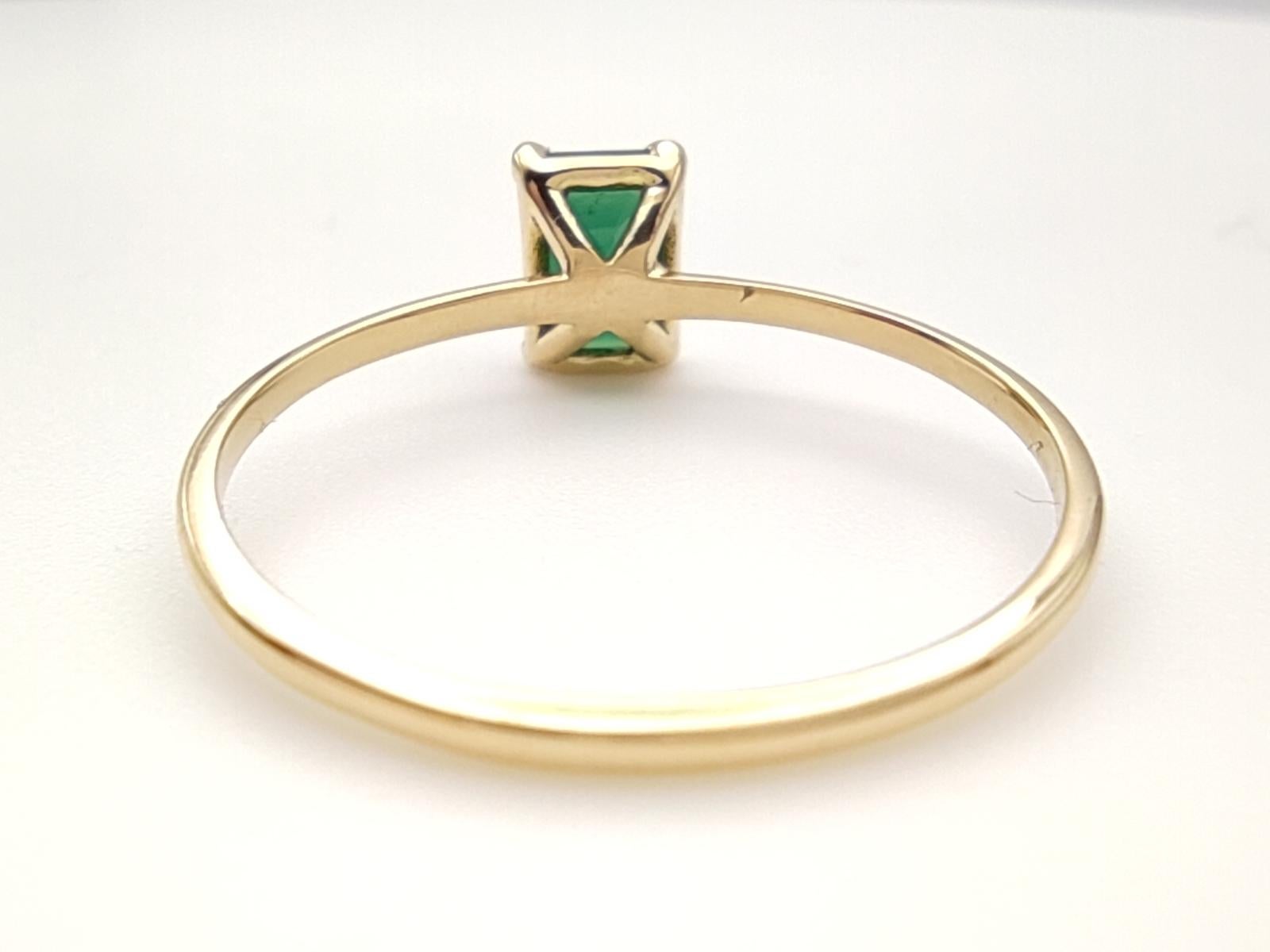 0.56ct Emerald in 18K Gold Minimalist Everyday Ring for Elegance and Versatility For Sale 1