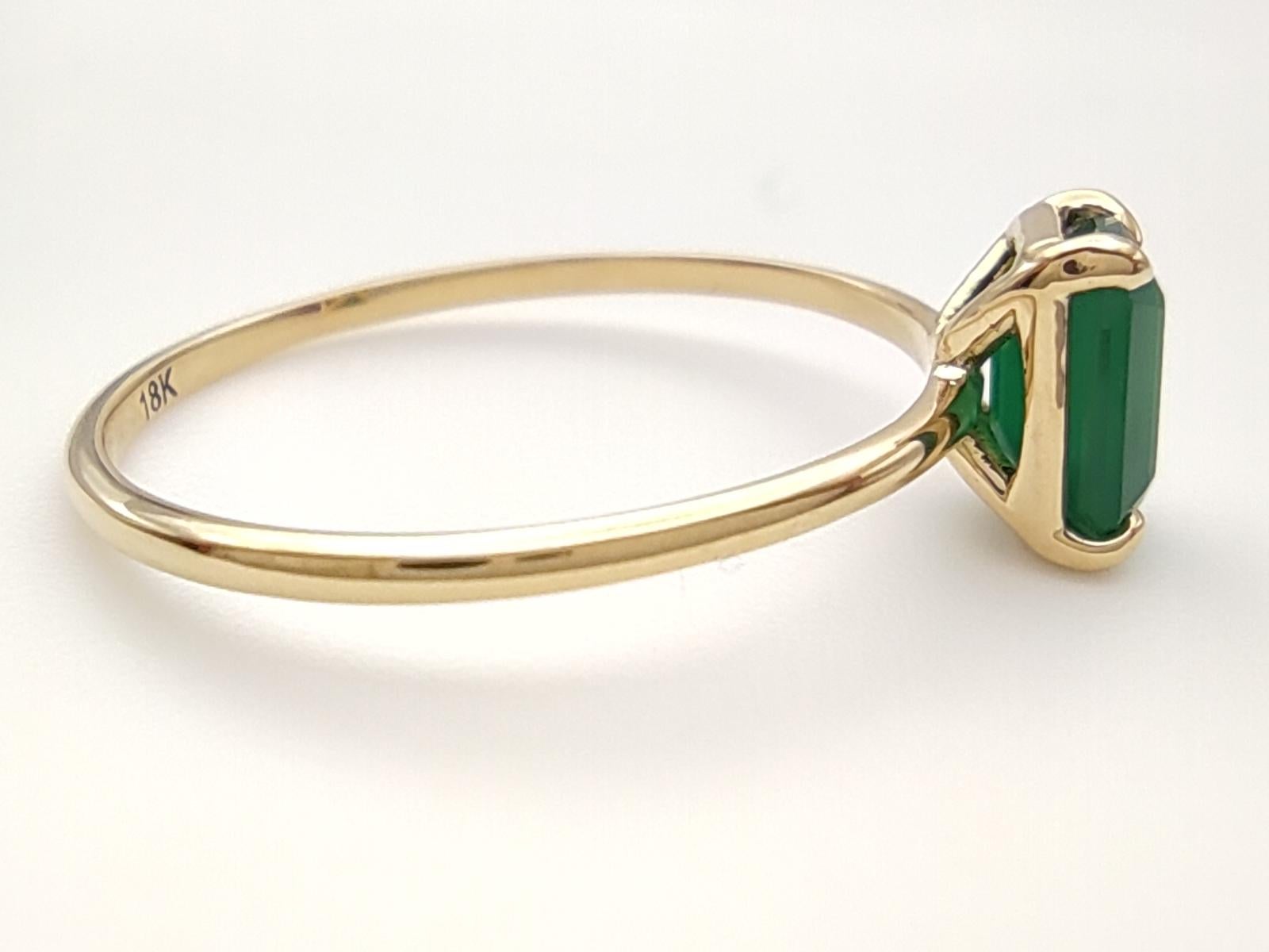 0.56ct Emerald in 18K Gold Minimalist Everyday Ring for Elegance and Versatility For Sale 2