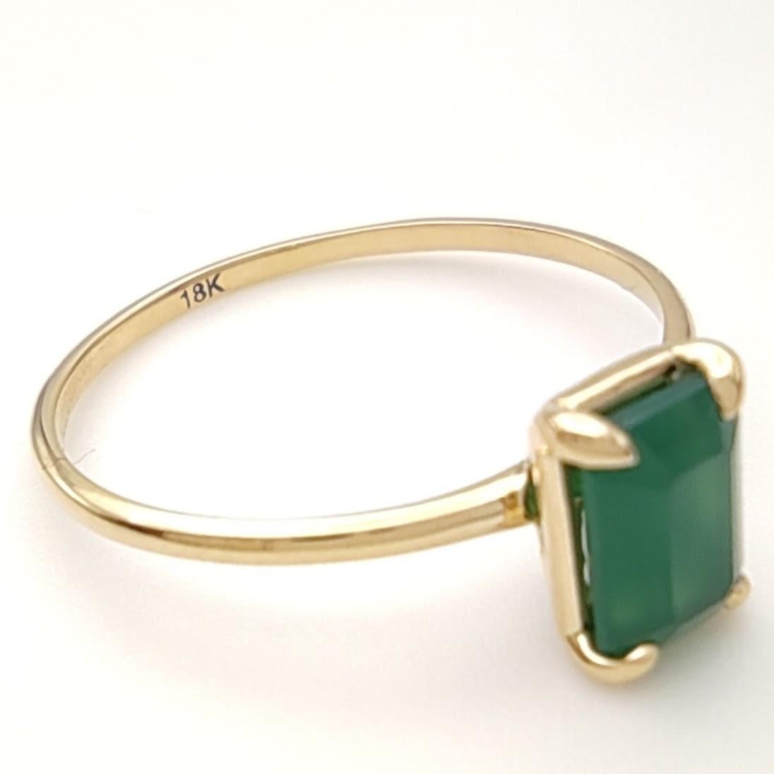 0.56ct Emerald in 18K Gold Minimalist Everyday Ring for Elegance and Versatility For Sale 3