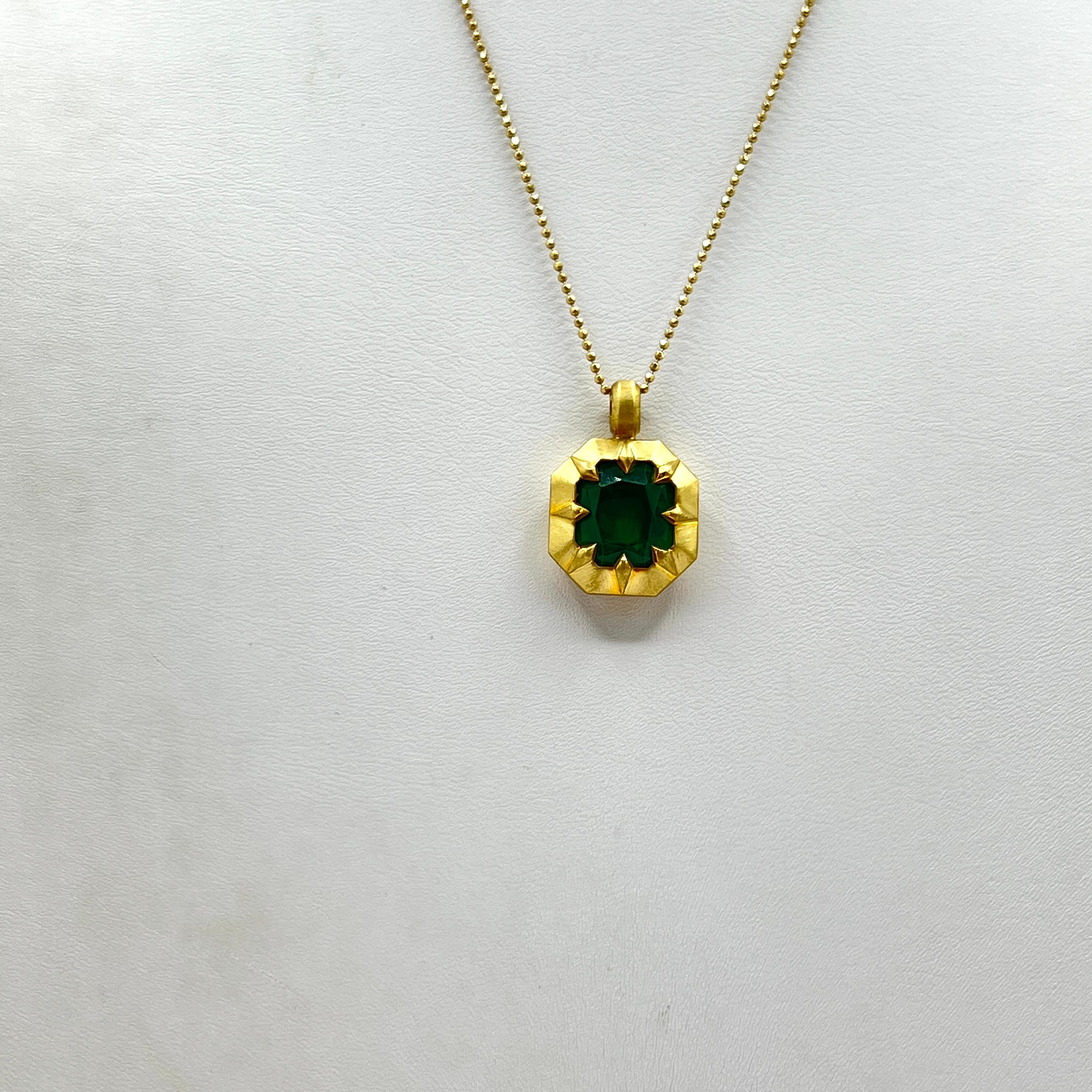 Taille émeraude Emerald in Emerald Cut Bezel Satin Finish Necklace in 18K Yellow Gold en vente