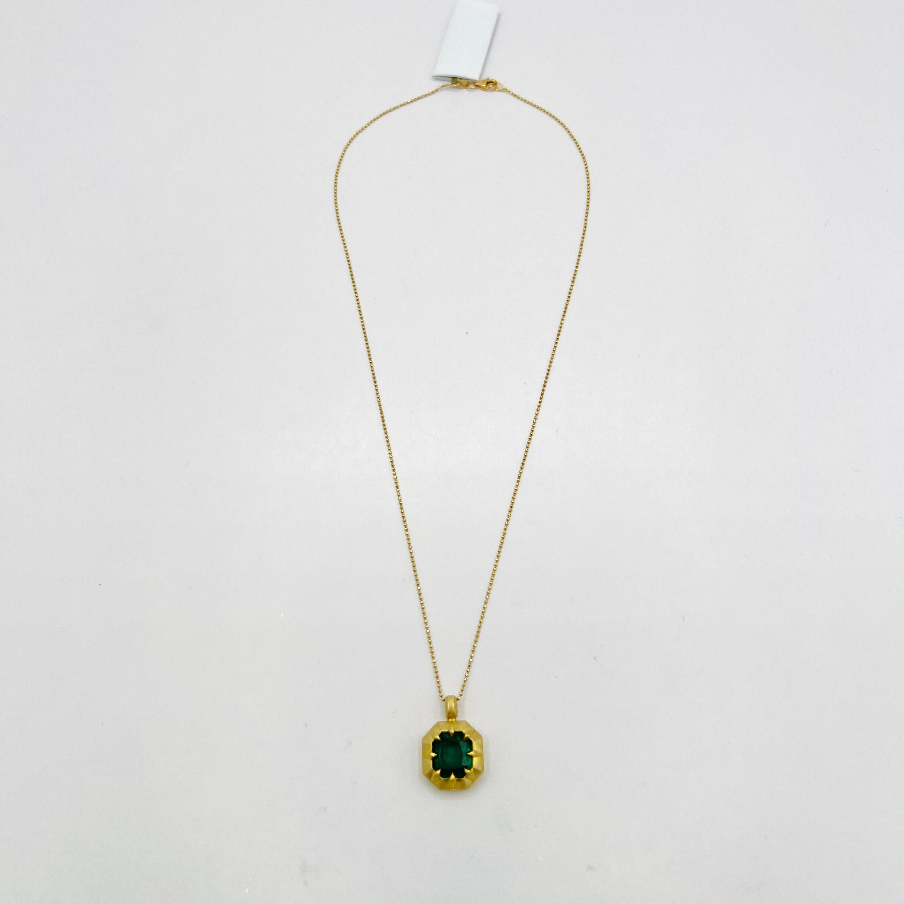 Emerald in Emerald Cut Bezel Satin Finish Necklace in 18K Yellow Gold Neuf - En vente à Los Angeles, CA