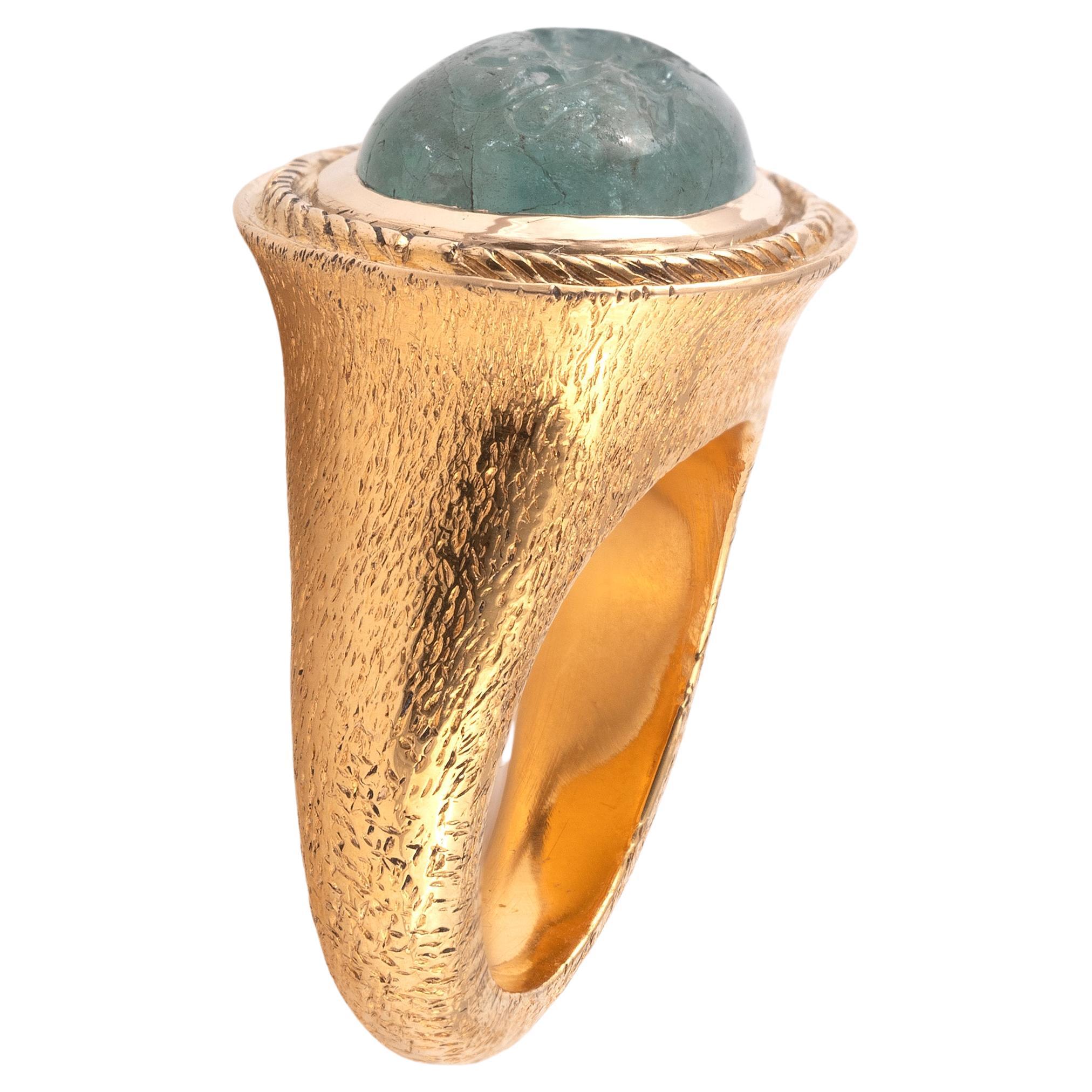 The oval-shaped emerald carved to depict a figure of a griffin , in a closed-back setting, 18th century composite, ring size 8 1/4
Weight : 19,7gr.
Size of bezel : 15mm x 21mm