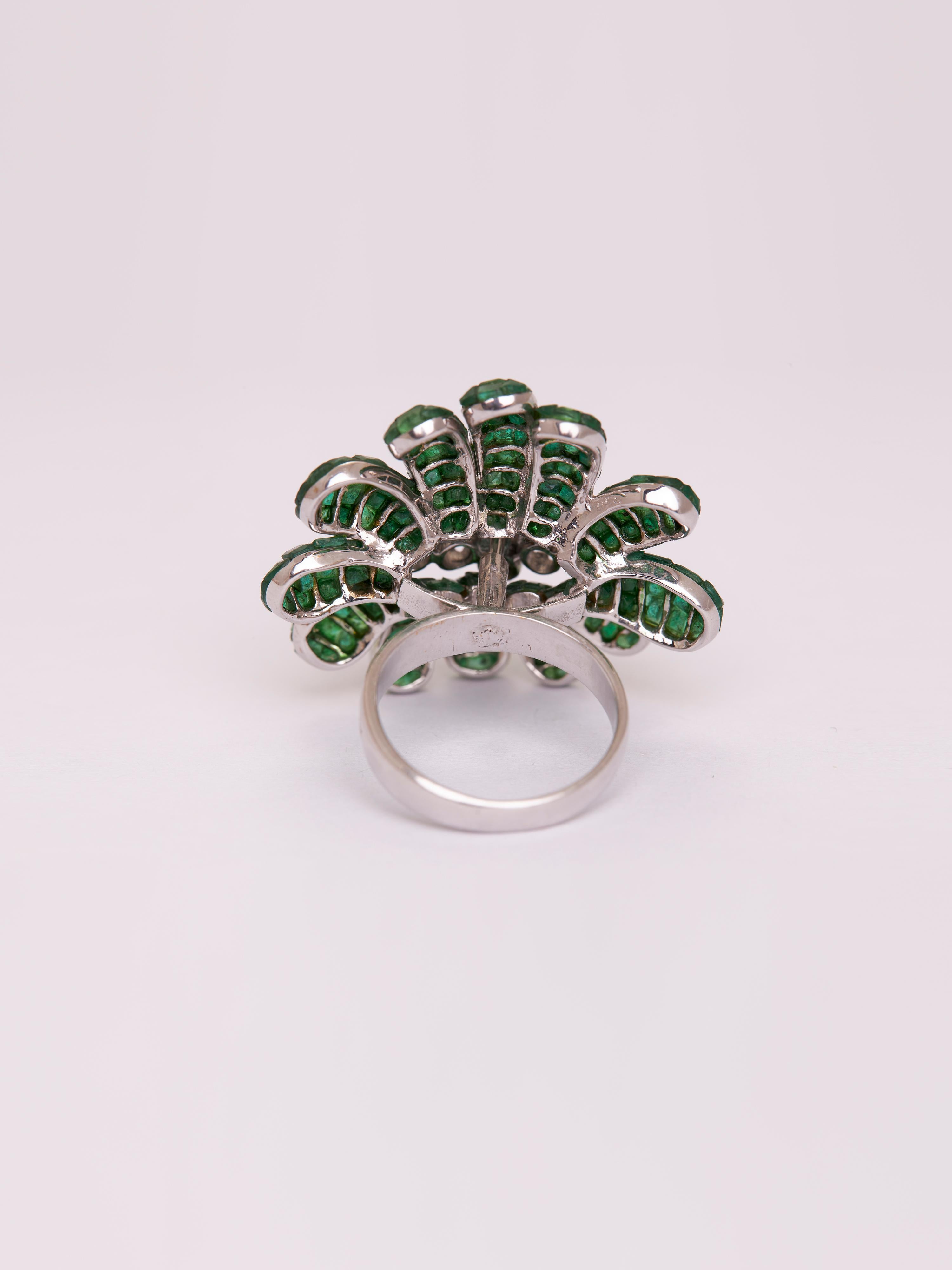 Anillo con Esmeralda de Engaste Invisible en Oro de 14kt Contemporáneo en venta