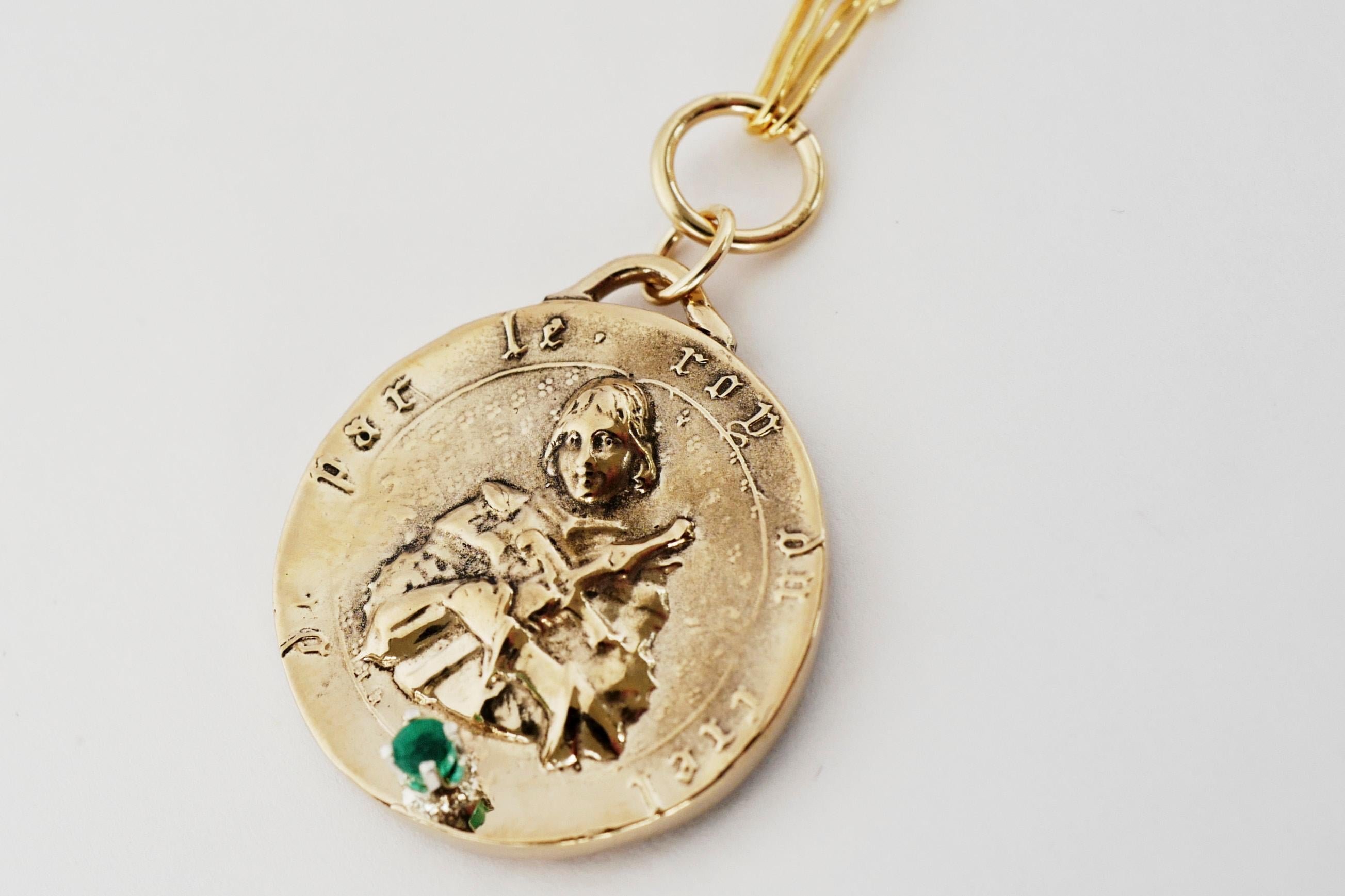 Taglio rotondo Medaglia di smeraldo Giovanna d'Arco Collana a catena con ciondolo a forma di moneta J DAUPHIN in vendita