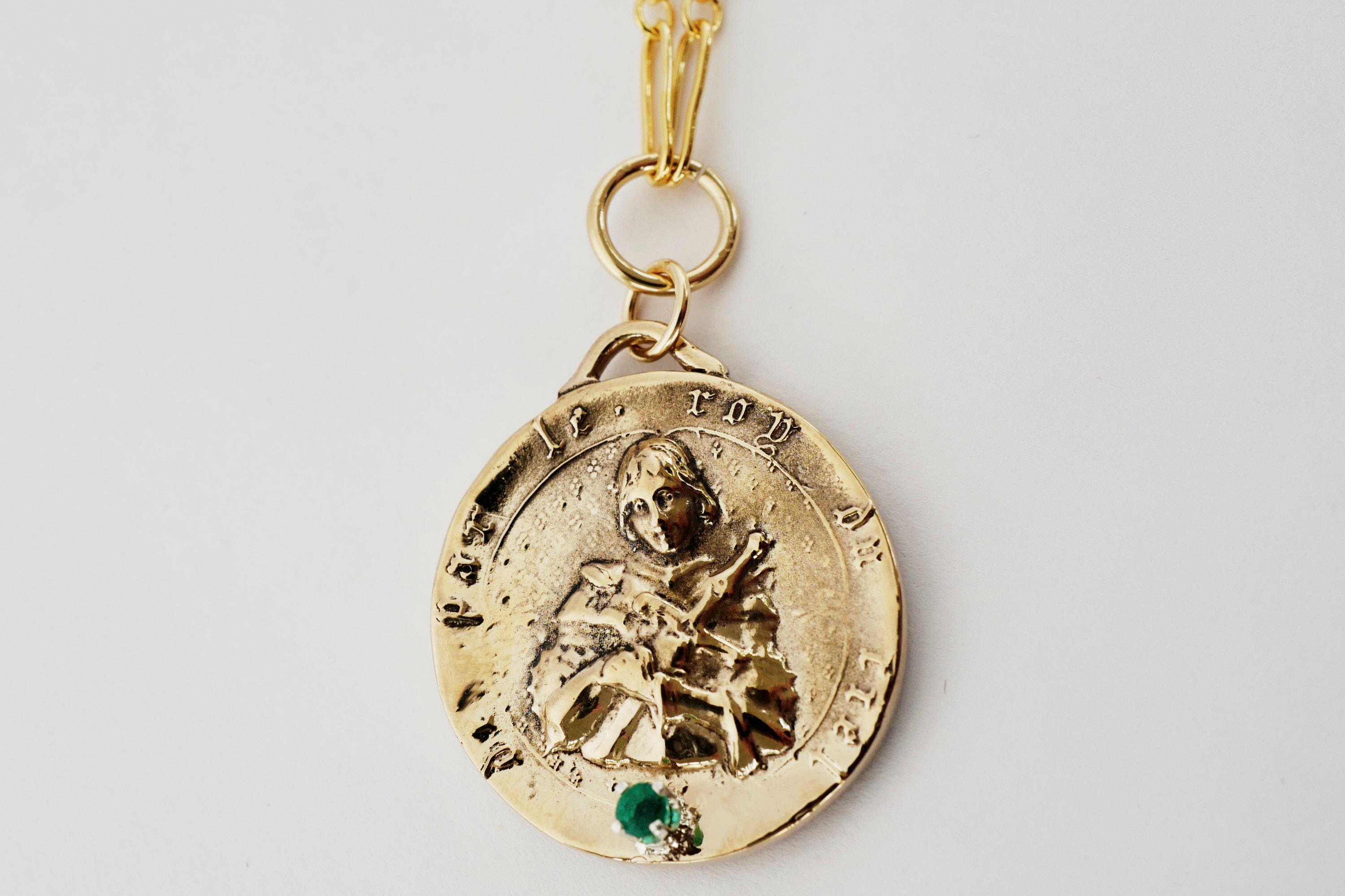 Smaragd-Medaille Joan of Arc Kette Halskette Münze Anhänger J Dauphin im Zustand „Neu“ im Angebot in Los Angeles, CA