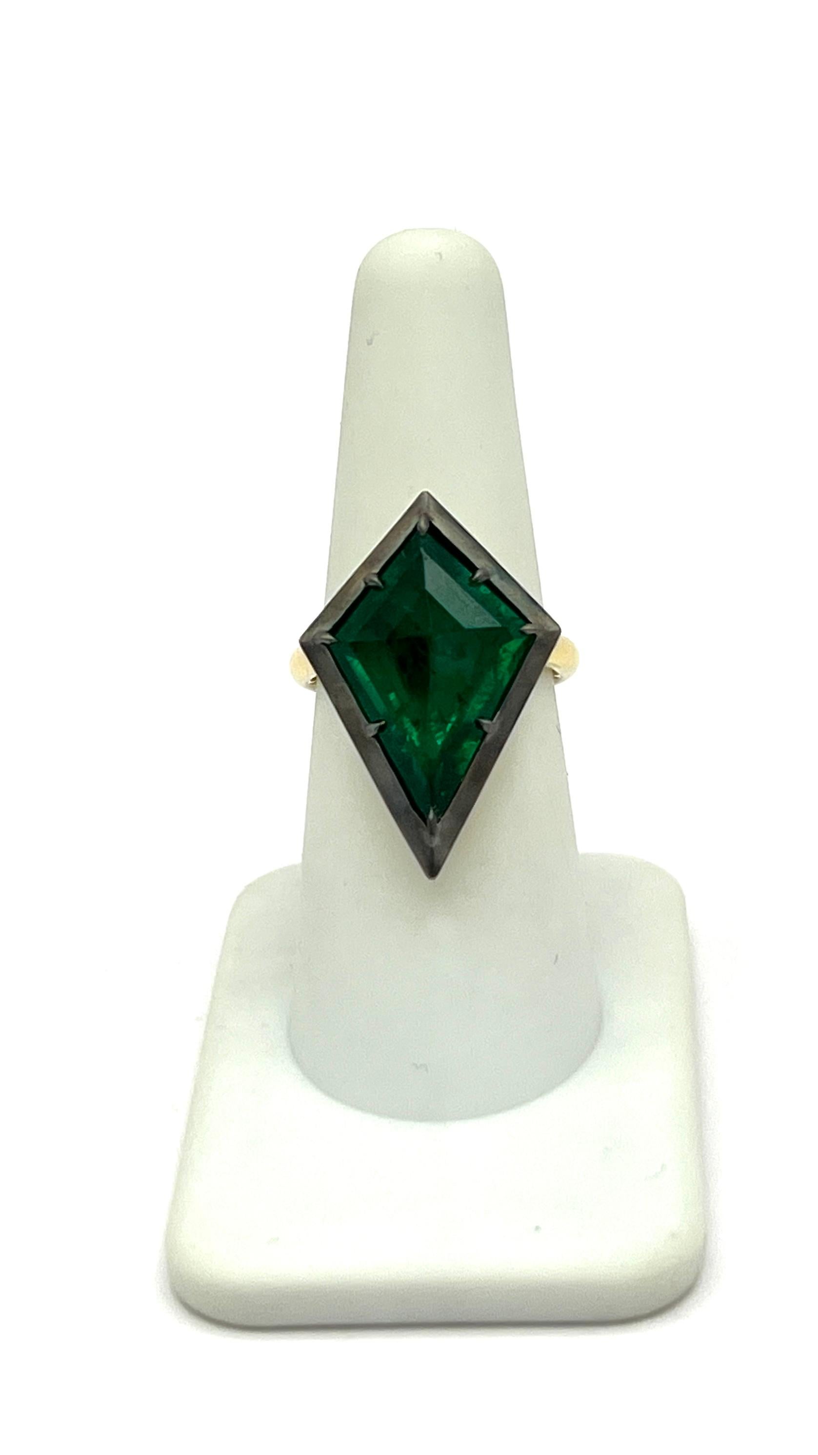 Emerald Kite Shape Solitaire Cocktail Ring in 18K Yellow Gold & Black Rhodium In New Condition For Sale In Los Angeles, CA