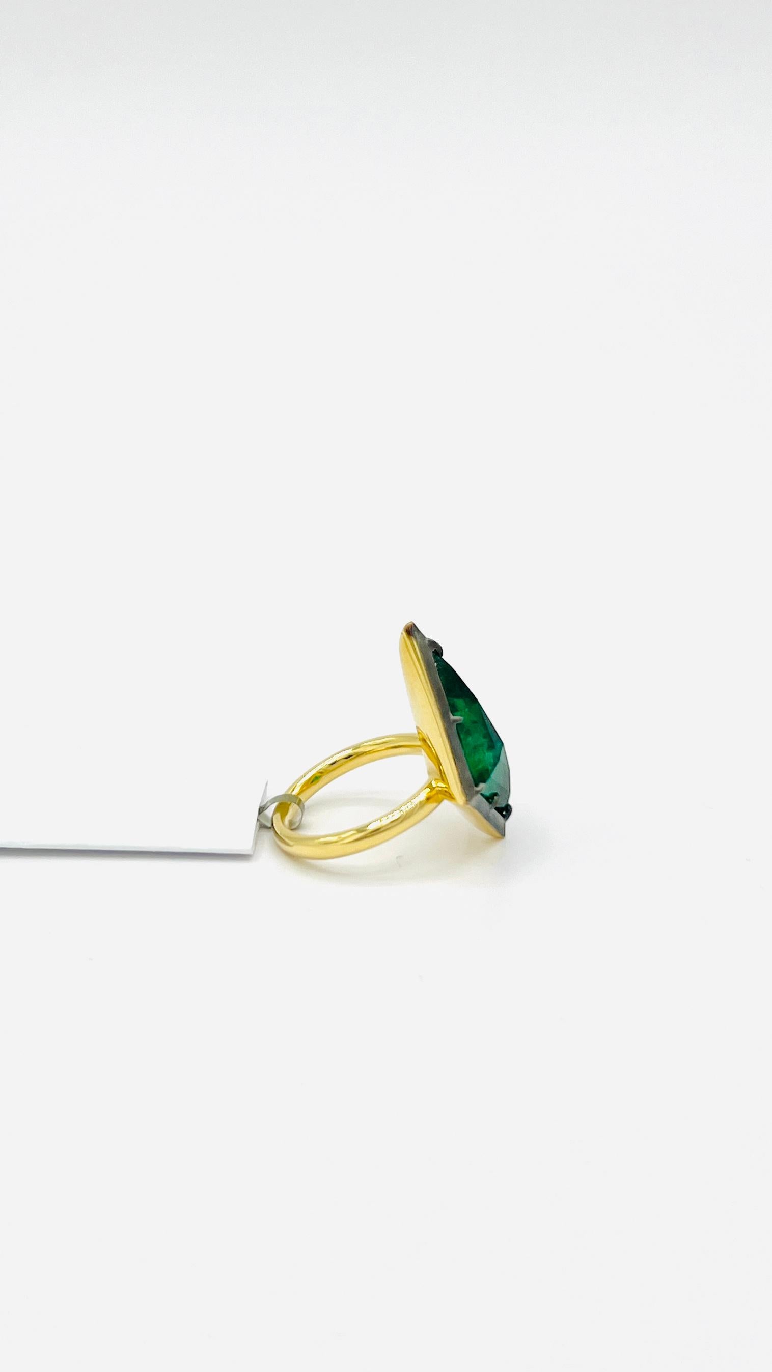 Emerald Kite Shape Solitaire Cocktail Ring in 18K Yellow Gold & Black Rhodium For Sale 2