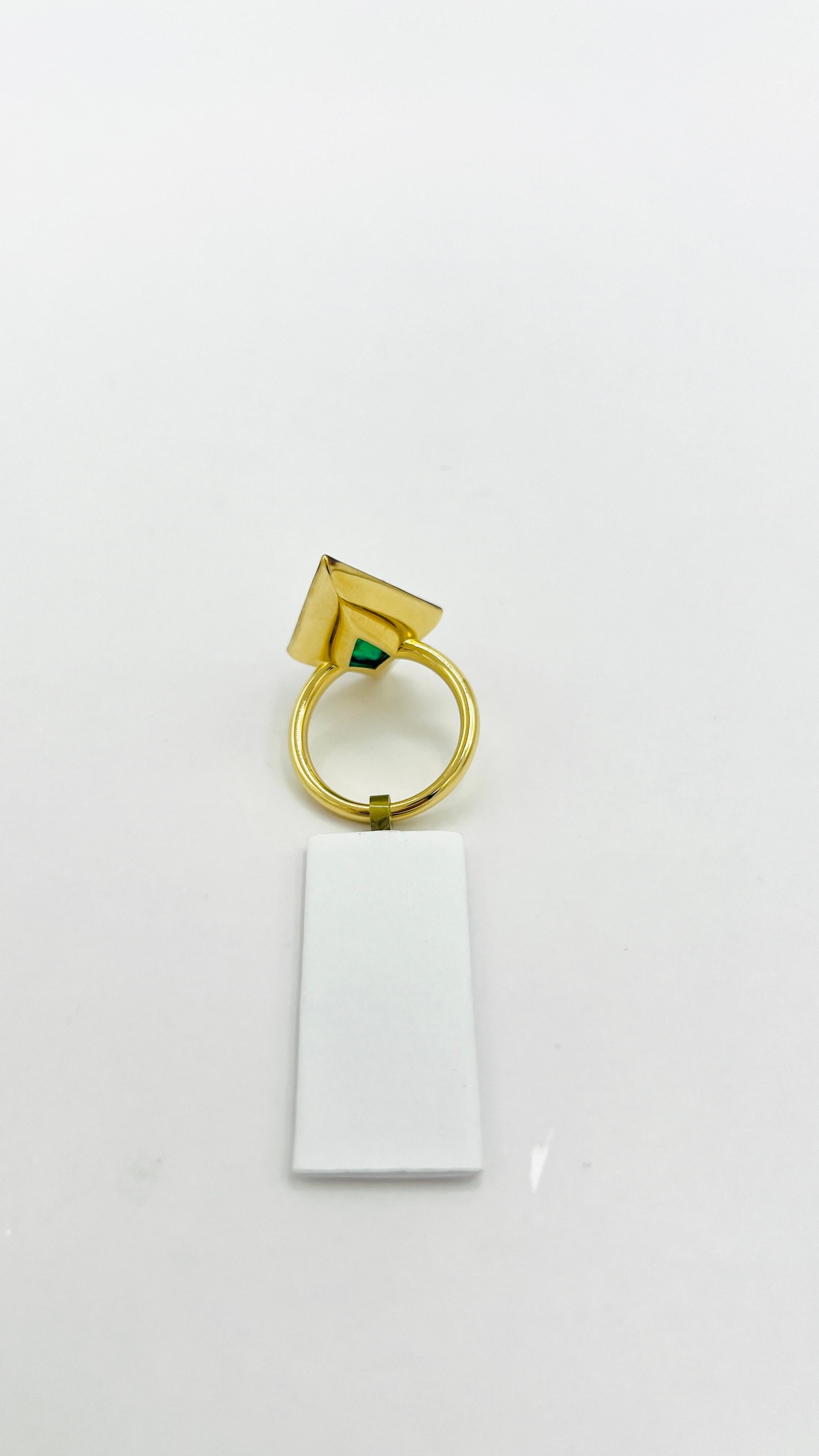Emerald Kite Shape Solitaire Cocktail Ring in 18K Yellow Gold & Black Rhodium For Sale 3
