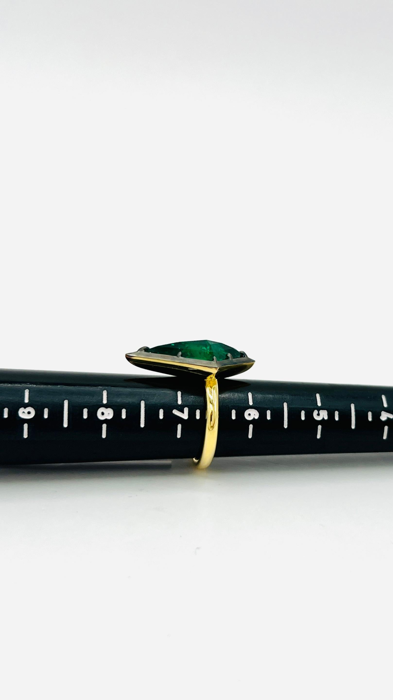 Emerald Kite Shape Solitaire Cocktail Ring in 18K Yellow Gold & Black Rhodium For Sale 4