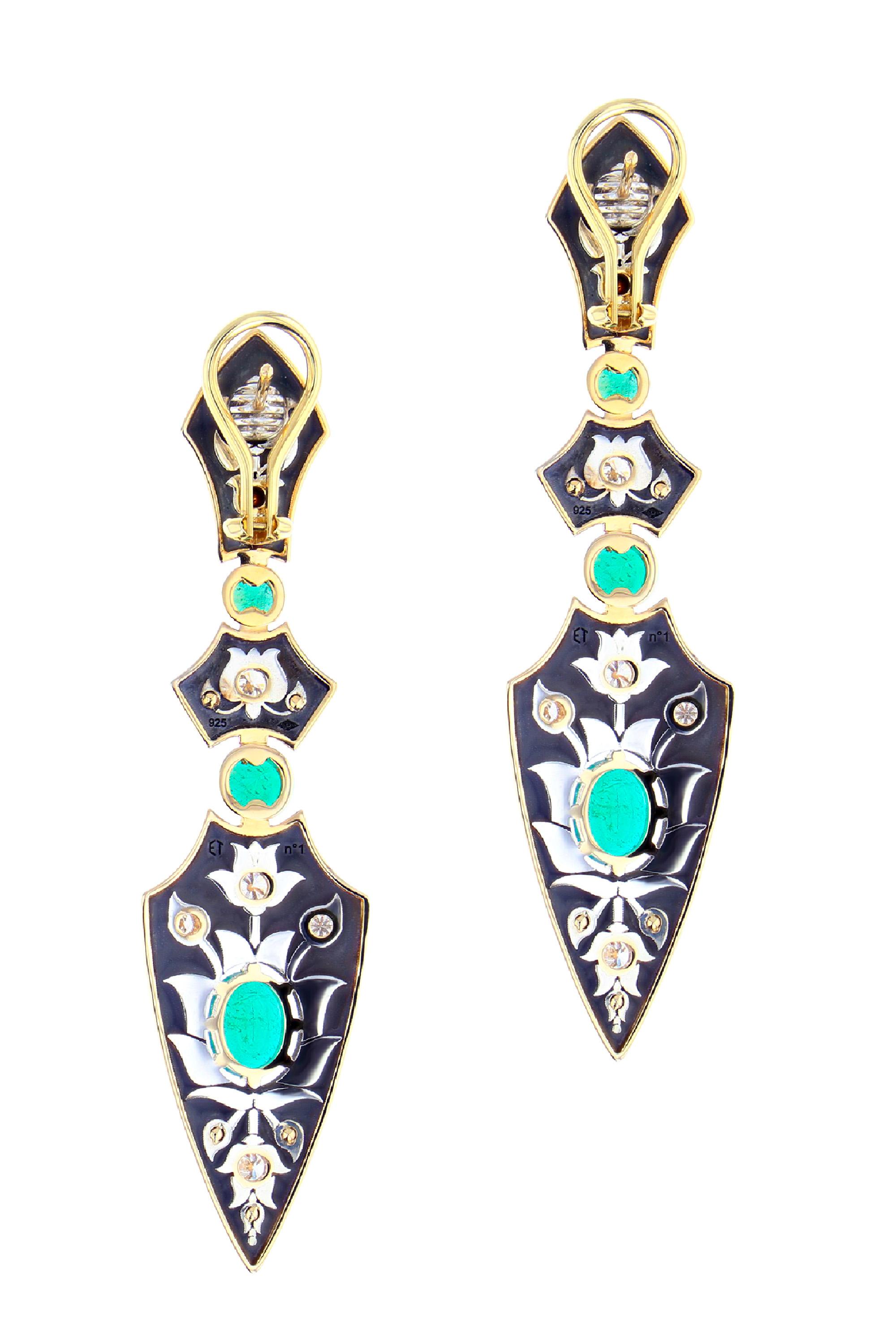 Yellow gold and distressed silver lance earrings, studded with oval and round emeralds, diamonds and yellow gold. 

Details:
Diamonds: 1 cts
Central Emerald : 2.6 cts
Round Emeralds: 1.86 cts
18k Yellow Gold: 15 g     
Distressed Silver: 10 g 
Made