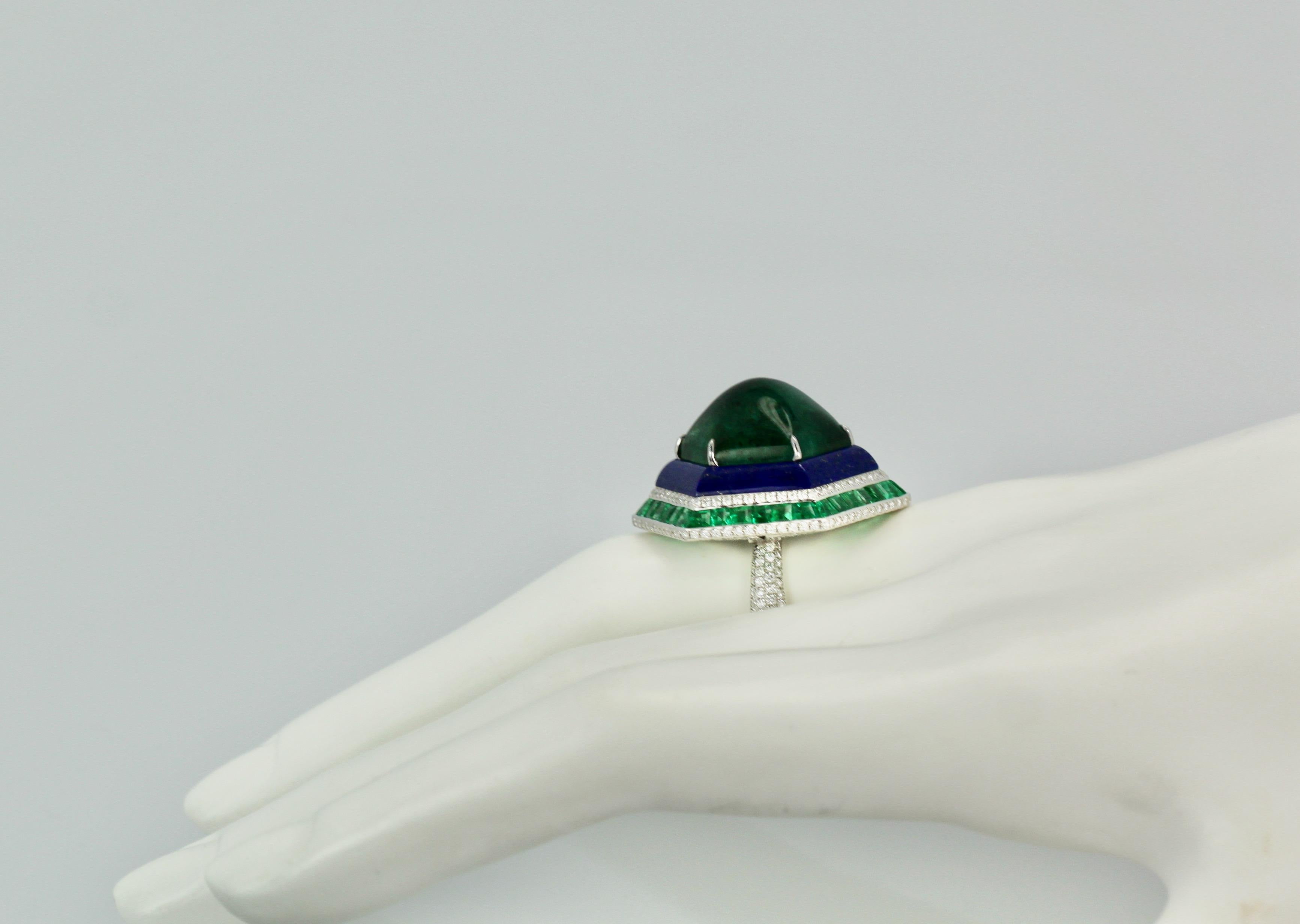 Sugarloaf Bullet Emerald of 29 Carats and Lapis Diamond Ring 18K In Excellent Condition For Sale In North Hollywood, CA