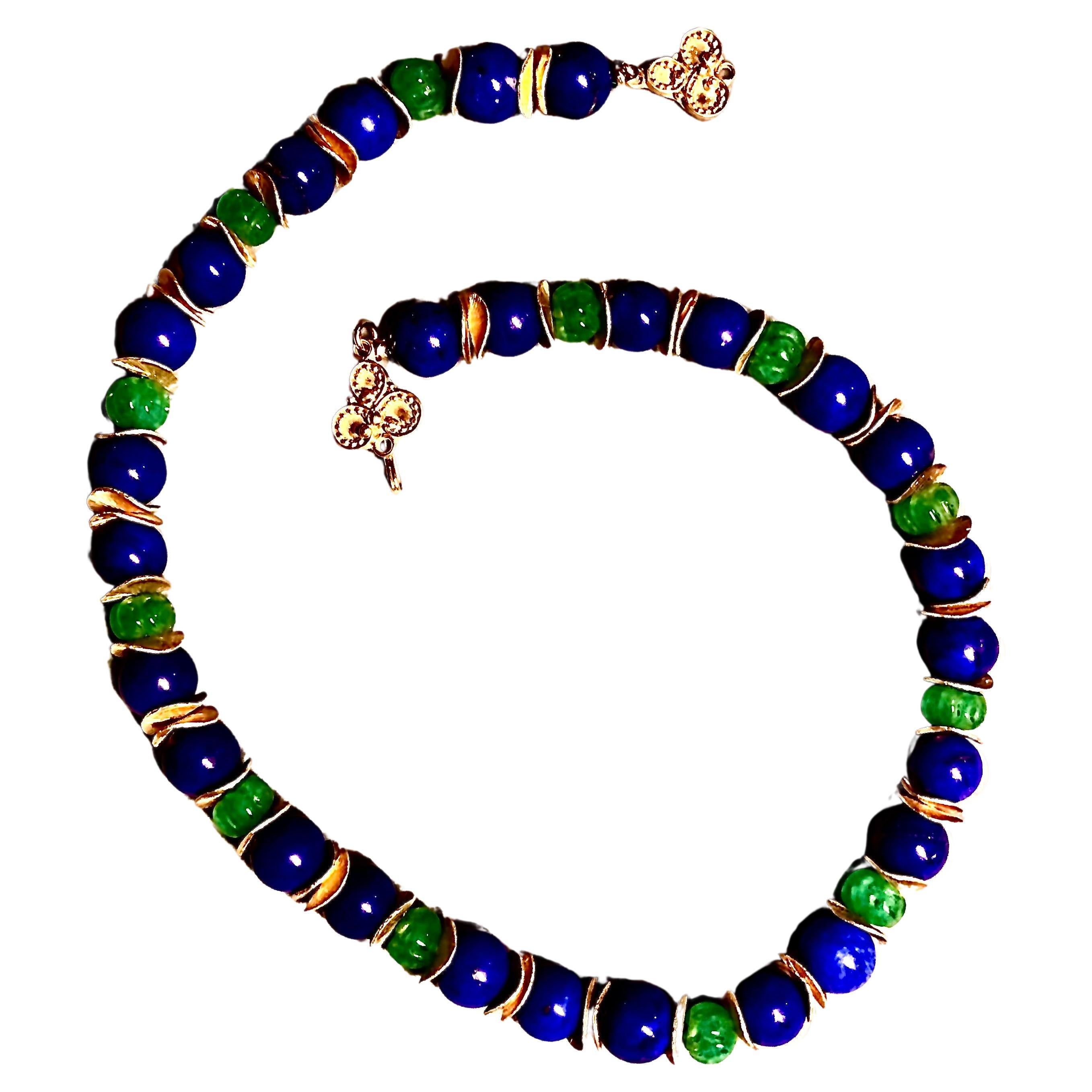 Schicke und auffallend reiche blaue Lapis und Smaragd Melone tief geschnitzt Perlen. Die Steine haben eine schöne und intensive, gleichmäßige Färbung.

Die Perlen sind durch wellenförmige, strukturierte Scheiben getrennt, die dem ganzen Stück die