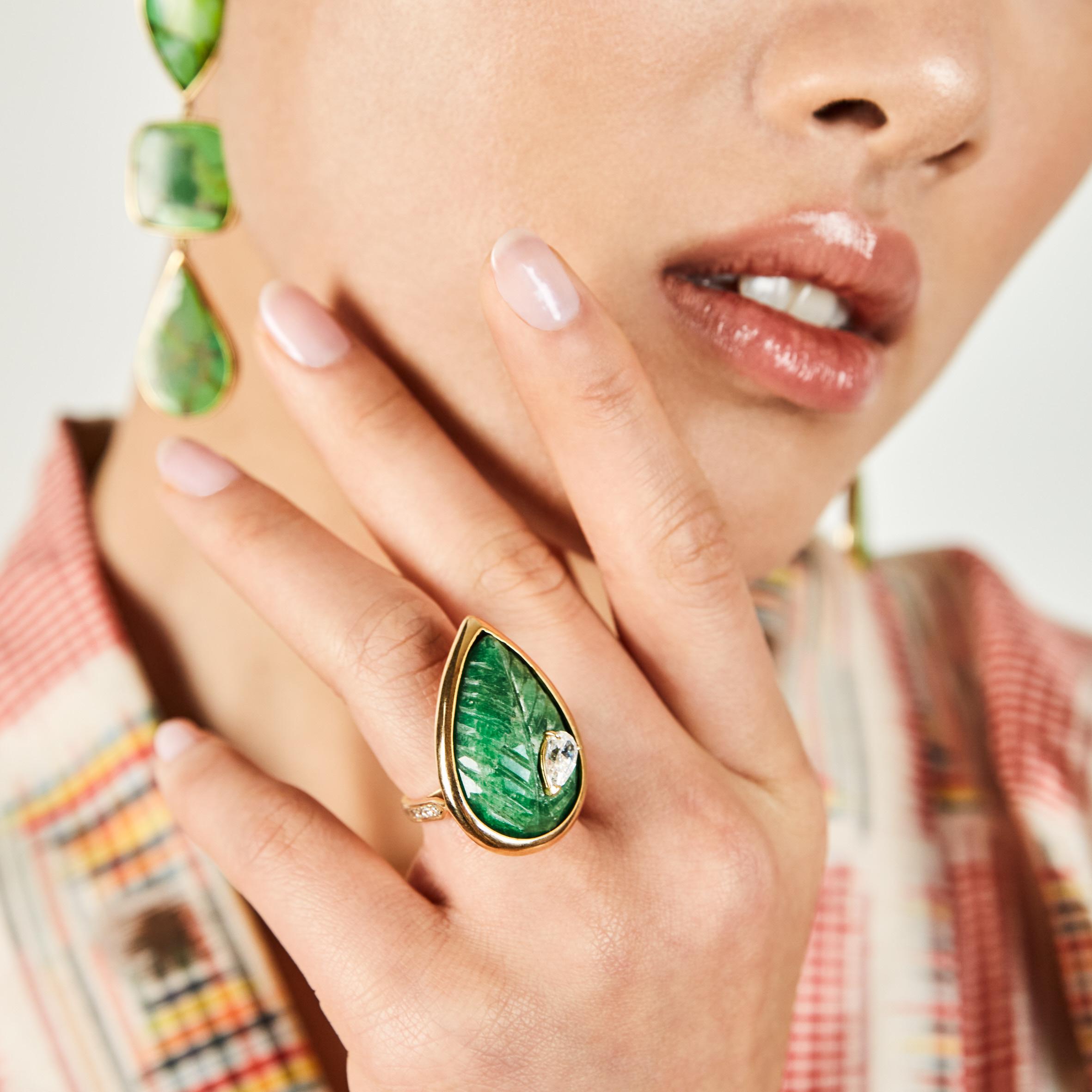 Emerald Leaf 18 Karat Gold Kunzite Diamonds Ring For Sale 5