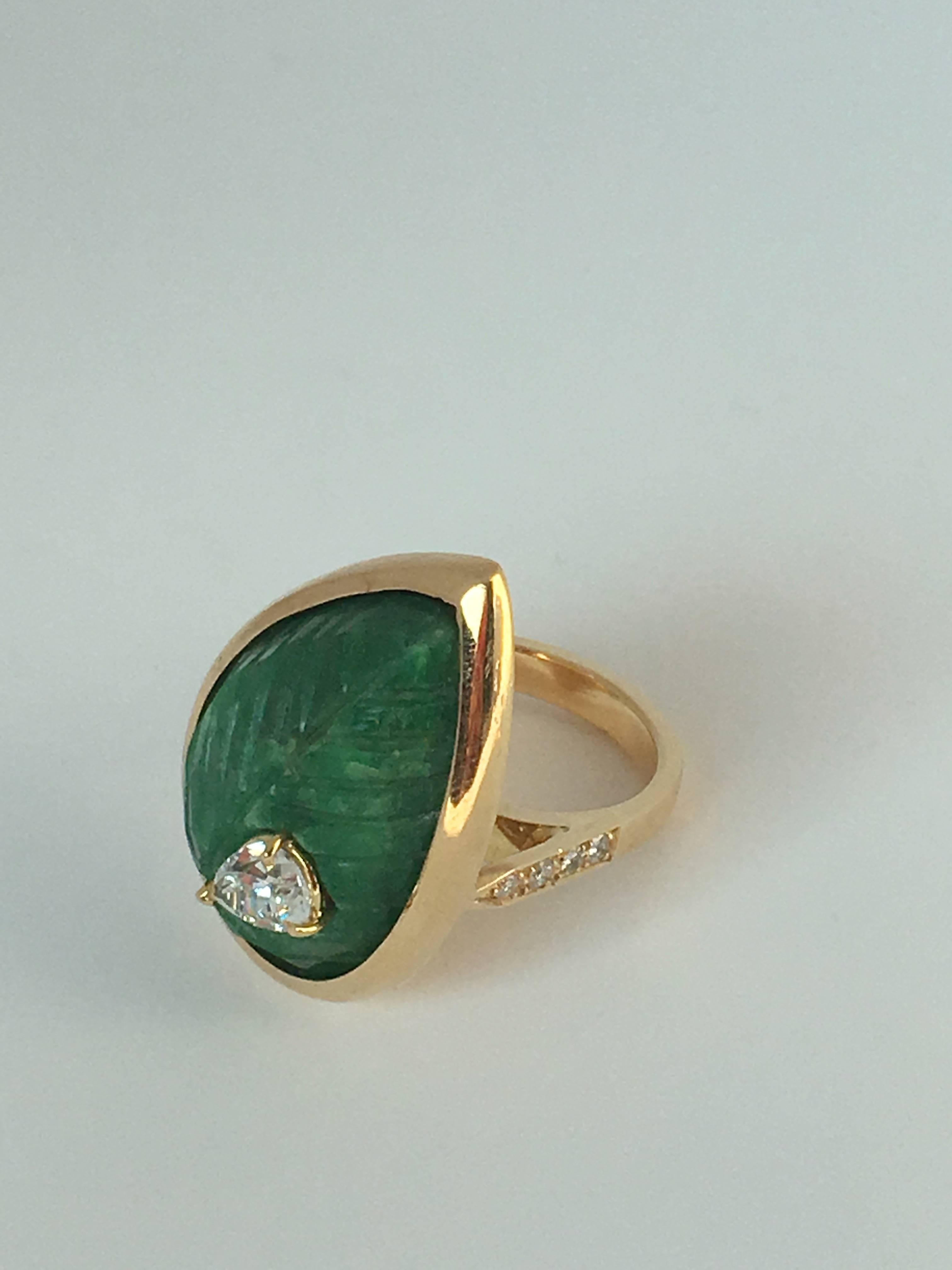 Emerald Leaf 18 Karat Gold Kunzite Diamonds Ring In New Condition For Sale In Milan, IT
