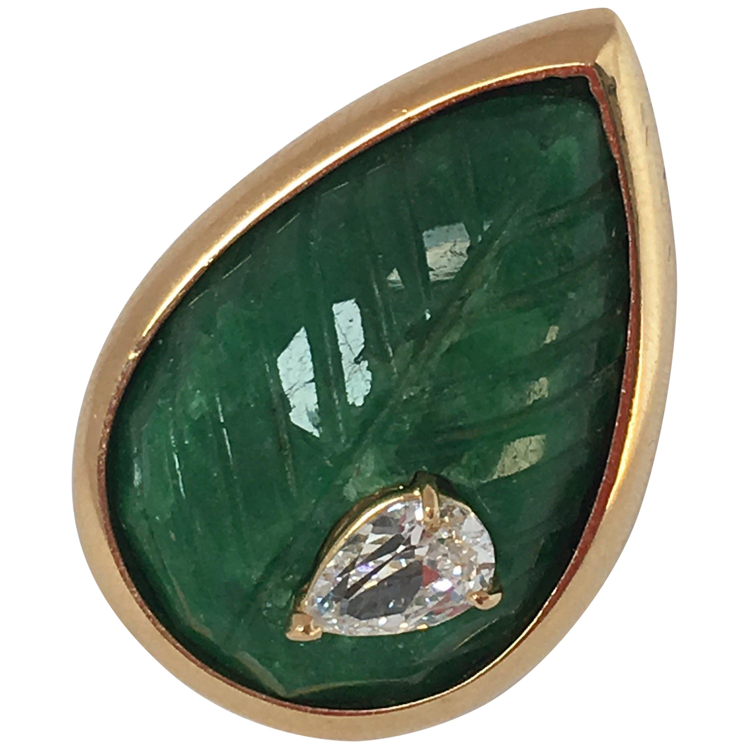 Engrave emerald leaf like a drop, drop of kunzite, diamonds polish gold gr. 13.
size 13 eu. Modern and contemporary line.
All Giulia Colussi jewelry is new and has never been previously owned or worn. Each item will arrive at your door beautifully