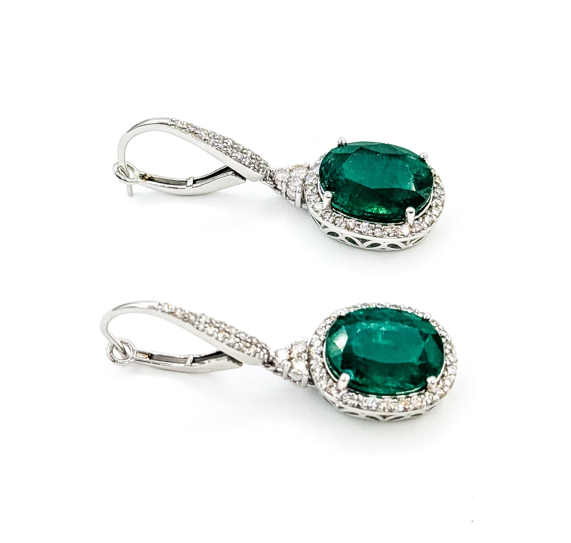 Contemporaneo Orecchini a goccia con smeraldo in platino in vendita