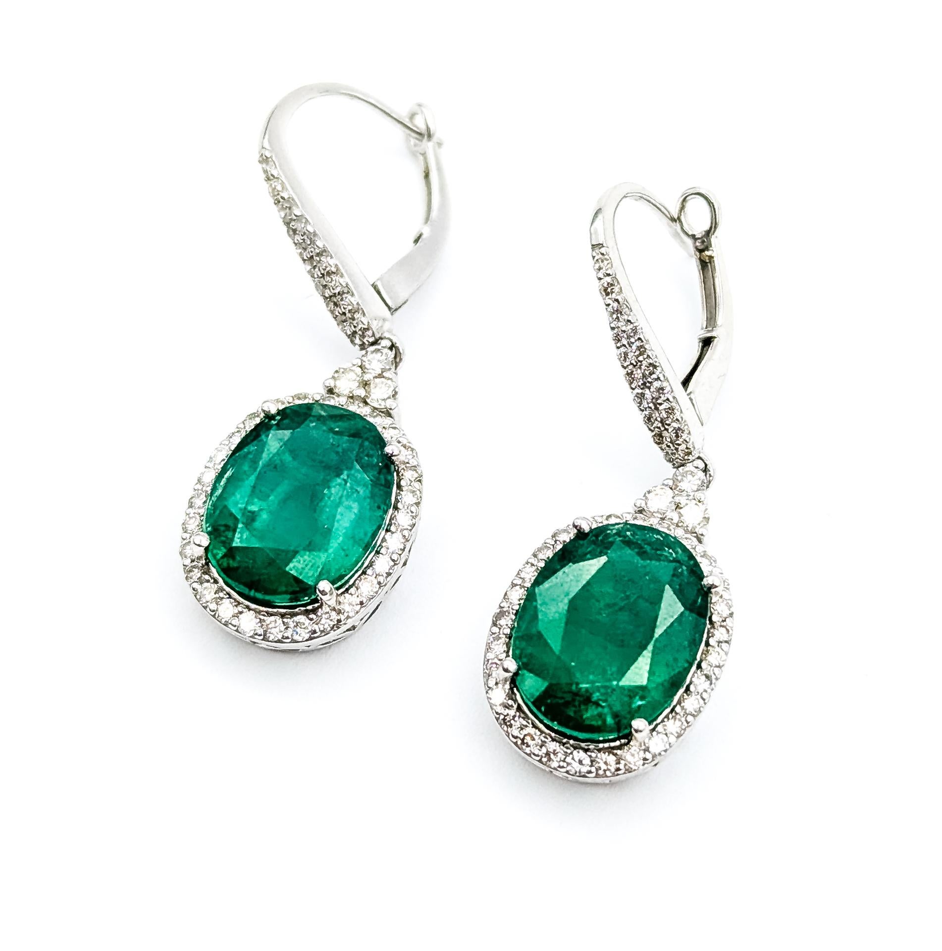 Donna Orecchini a goccia con smeraldo in platino in vendita