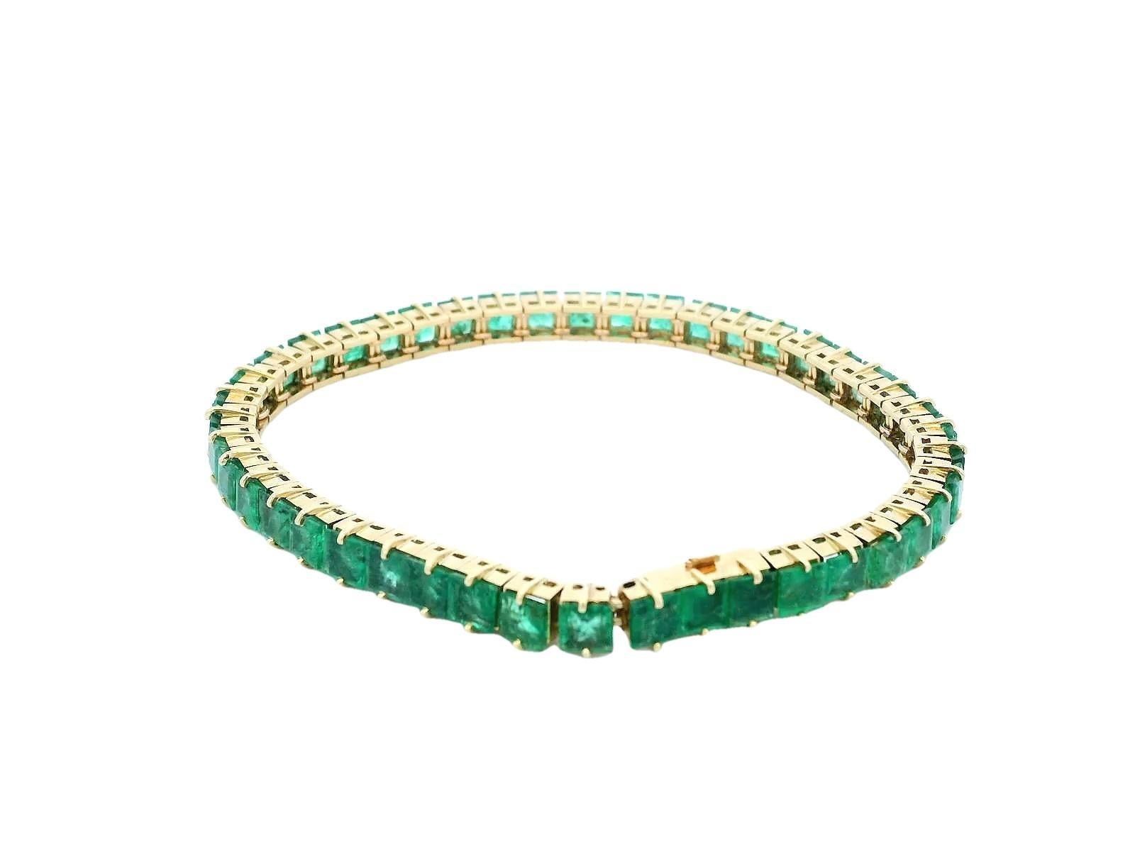 Cet élégant bracelet, datant de 1950, est un superbe bijou à la beauté intemporelle. Il présente une ligne continue de 44 émeraudes taillées en carré, totalisant environ 12,32 carats. Chaque émeraude rayonne d'une couleur verte vibrante qui capte la