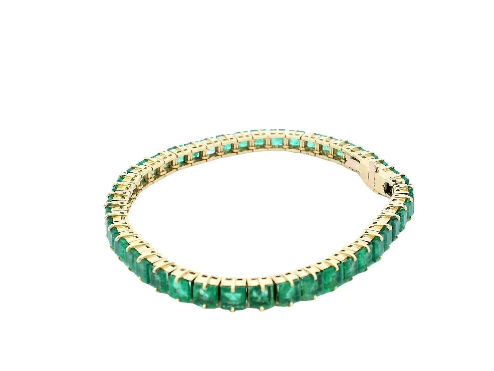 Taille carrée Bracelet ligne d'émeraudes en or jaune 18 carats en vente