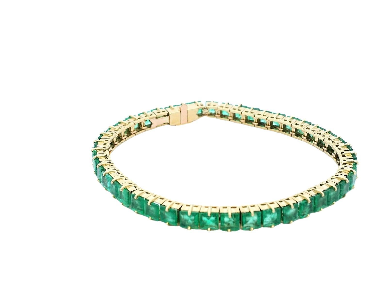 Bracelet ligne d'émeraudes en or jaune 18 carats Excellent état - En vente à Great Neck Plaza, NY