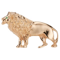 Broche lion en or jaune et émeraude