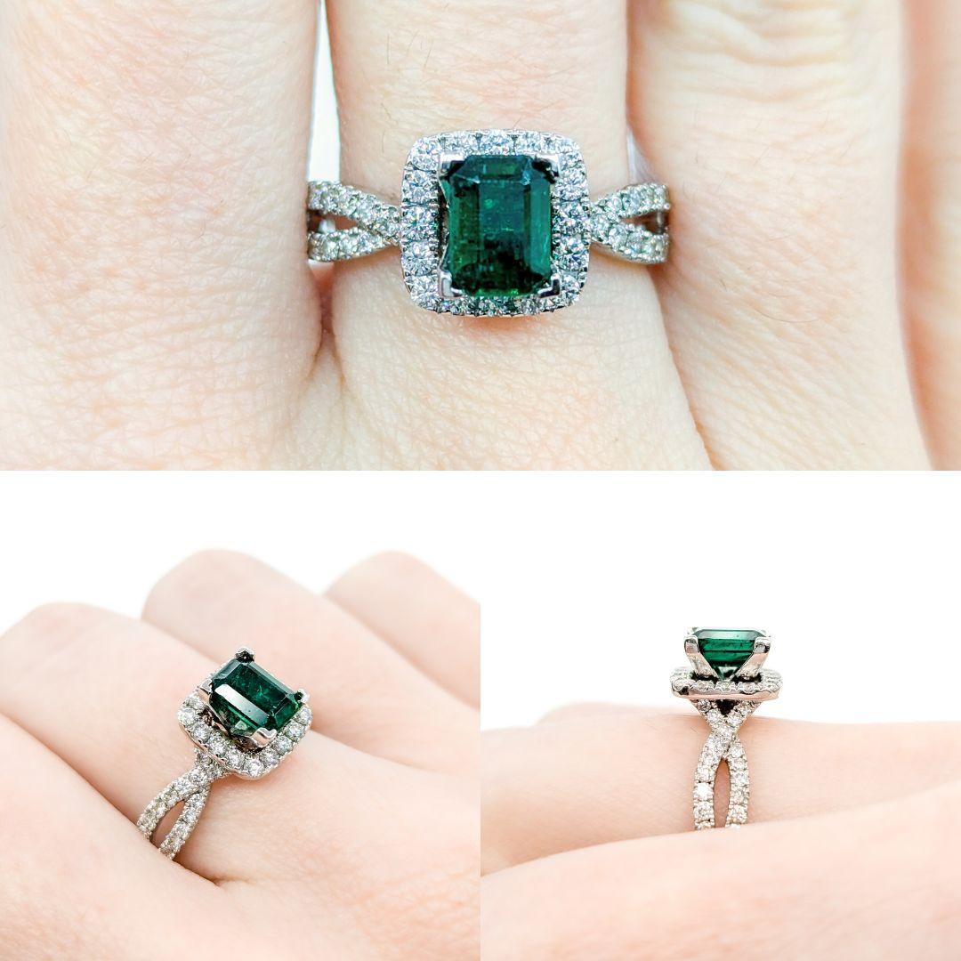 Maestà dello smeraldo: anello in oro bianco 14k con accenti di diamanti

Ti presentiamo questo bellissimo anello realizzato in oro bianco 14k. L'anello è caratterizzato da uno straordinario smeraldo di 0,96 carati che simboleggia la rinascita e