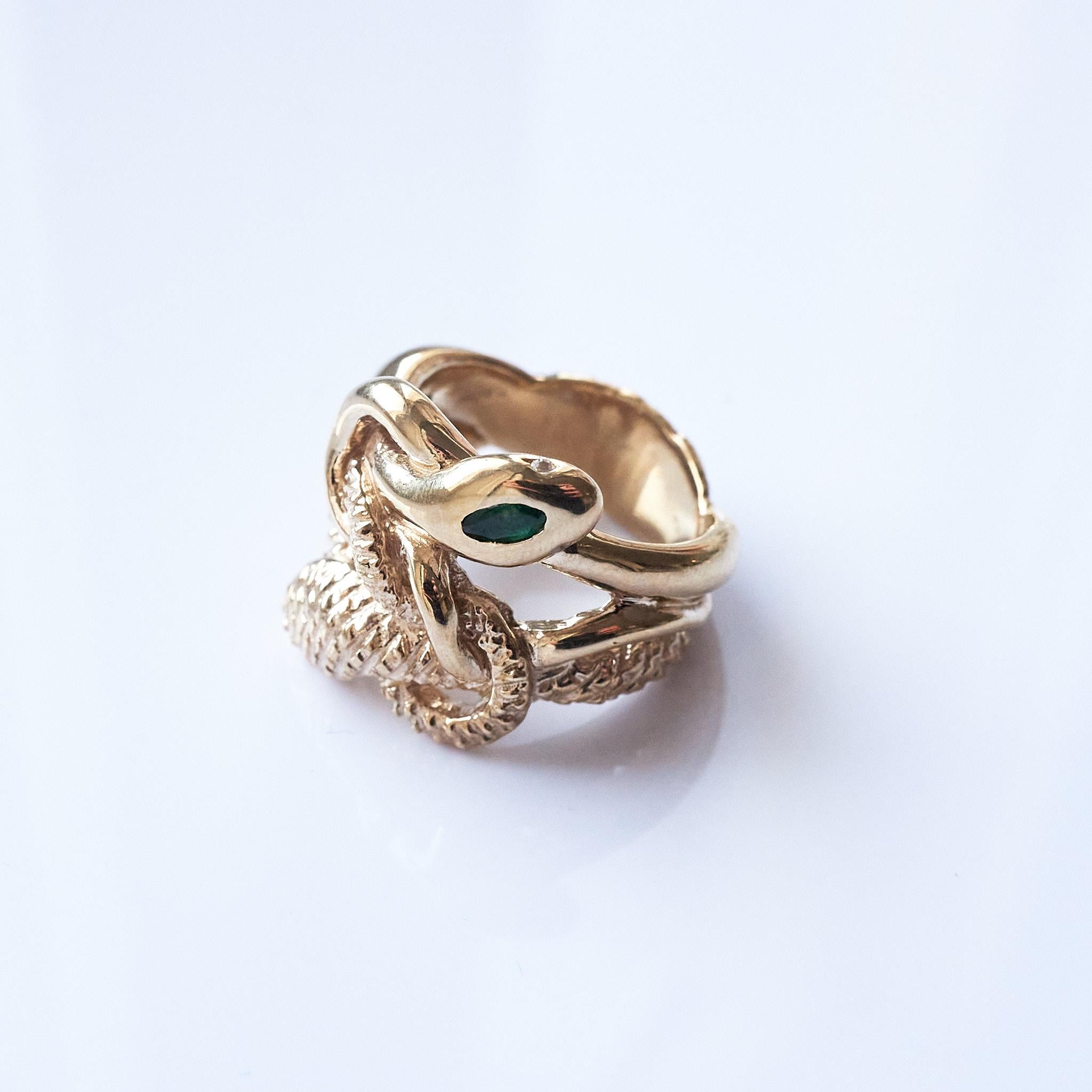 Smeraldo, diamante bianco e rubino, anello a serpente in stile vittoriano in bronzo J DAUPHIN 1