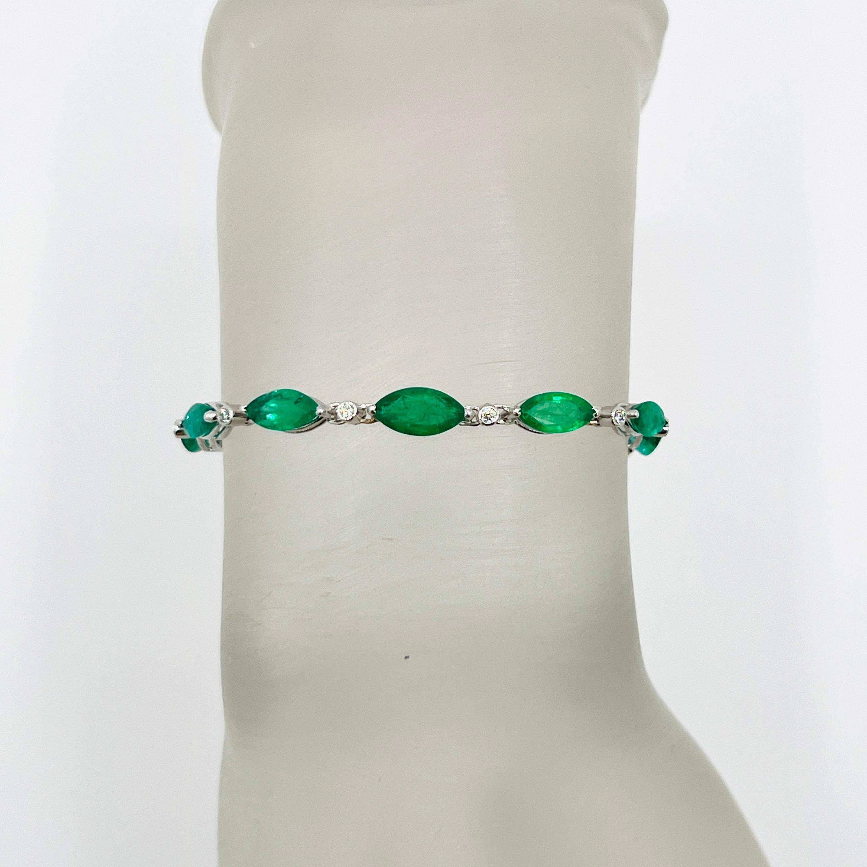 Marquesa de Esmeralda y Pulsera de Diamantes Blancos en Oro Blanco de 18 K en Nuevo estado para la venta en Los Angeles, CA