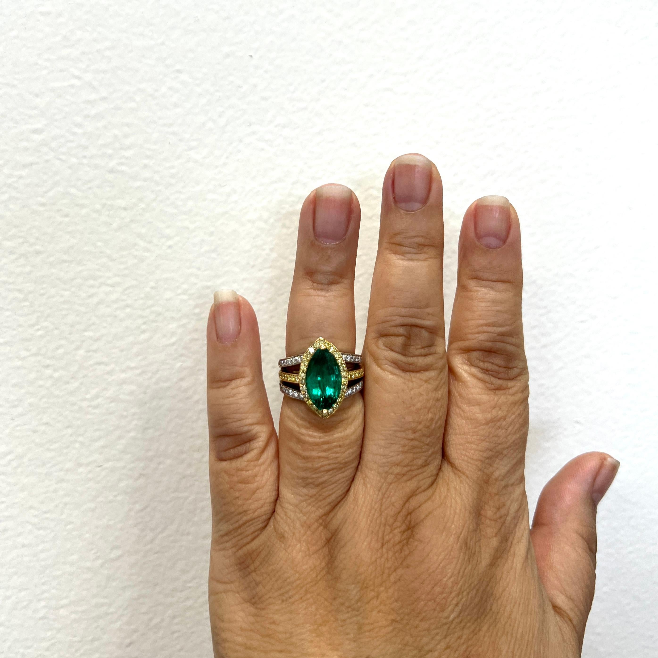 Schöner 4,75 ct. Smaragd Marquise mit guter Qualität weißen Diamanten Runden.  Handgefertigt aus 18 Karat Weiß- und Gelbgold.  Ring Größe 7.