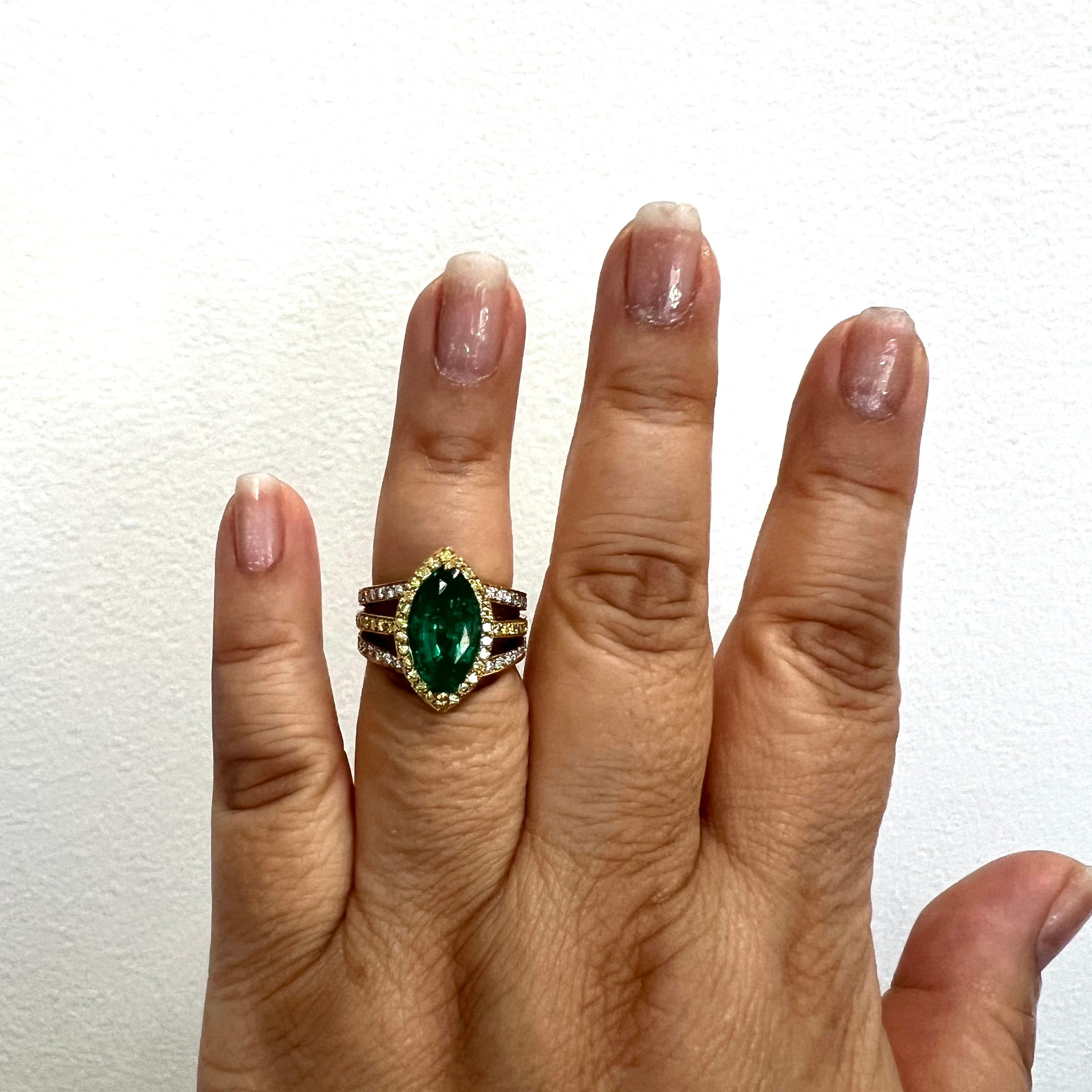 Emerald Marquise, White and Yellow Diamond Cocktail Ring in 18K Gold (Marquiseschliff) im Angebot