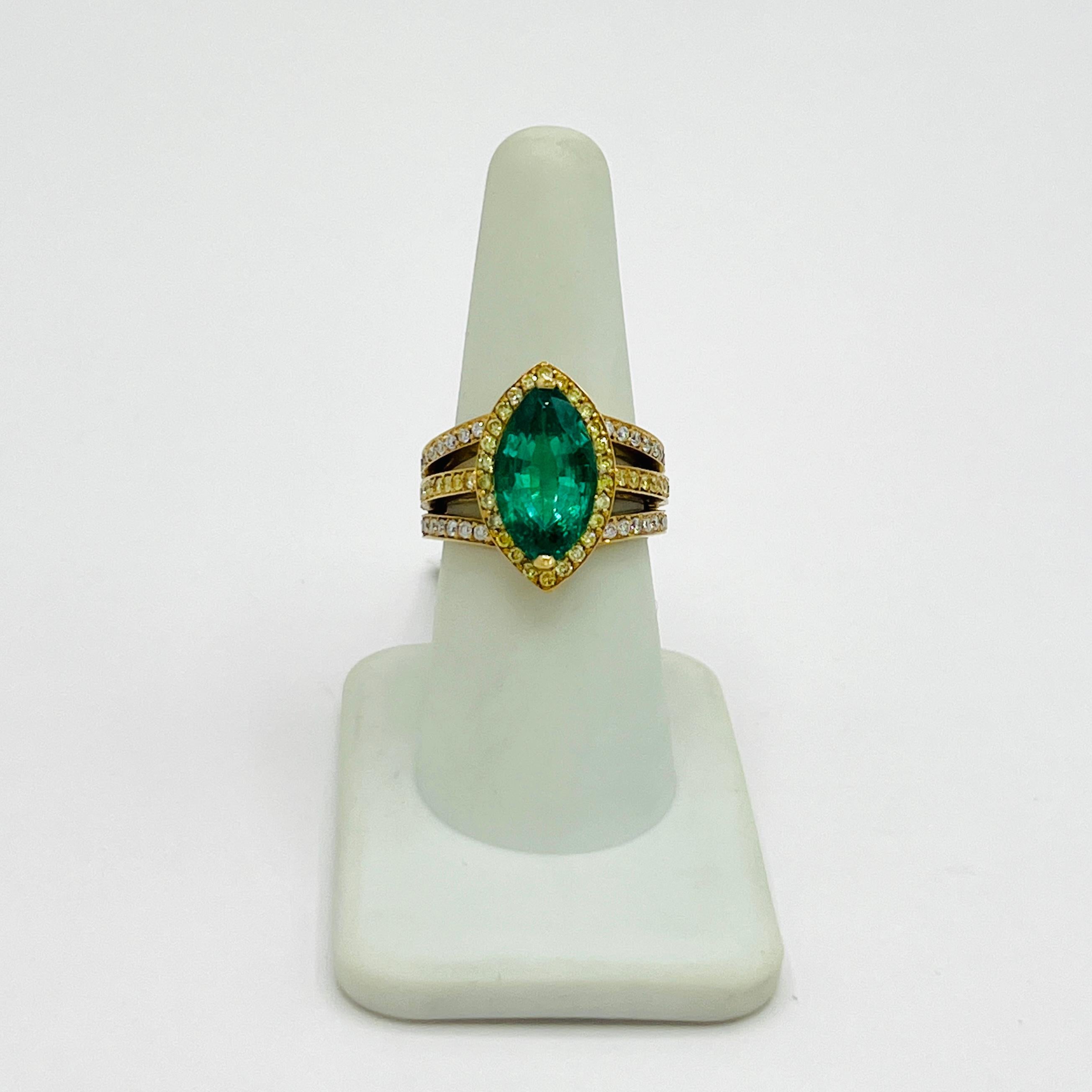 Emerald Marquise, White and Yellow Diamond Cocktail Ring in 18K Gold für Damen oder Herren im Angebot