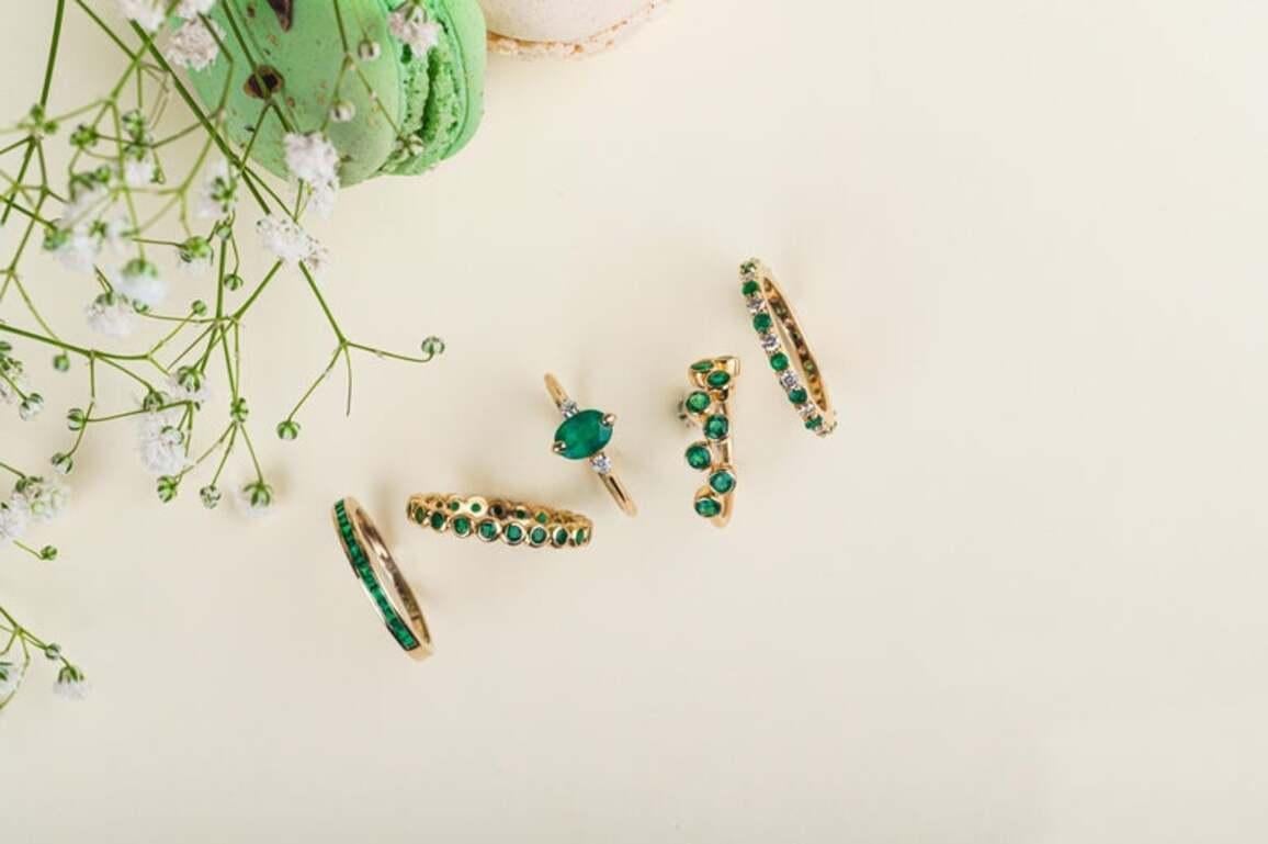En vente :  Emerald May Birthstone Zig Zag Stacking Band Ring en or jaune massif 18k 10